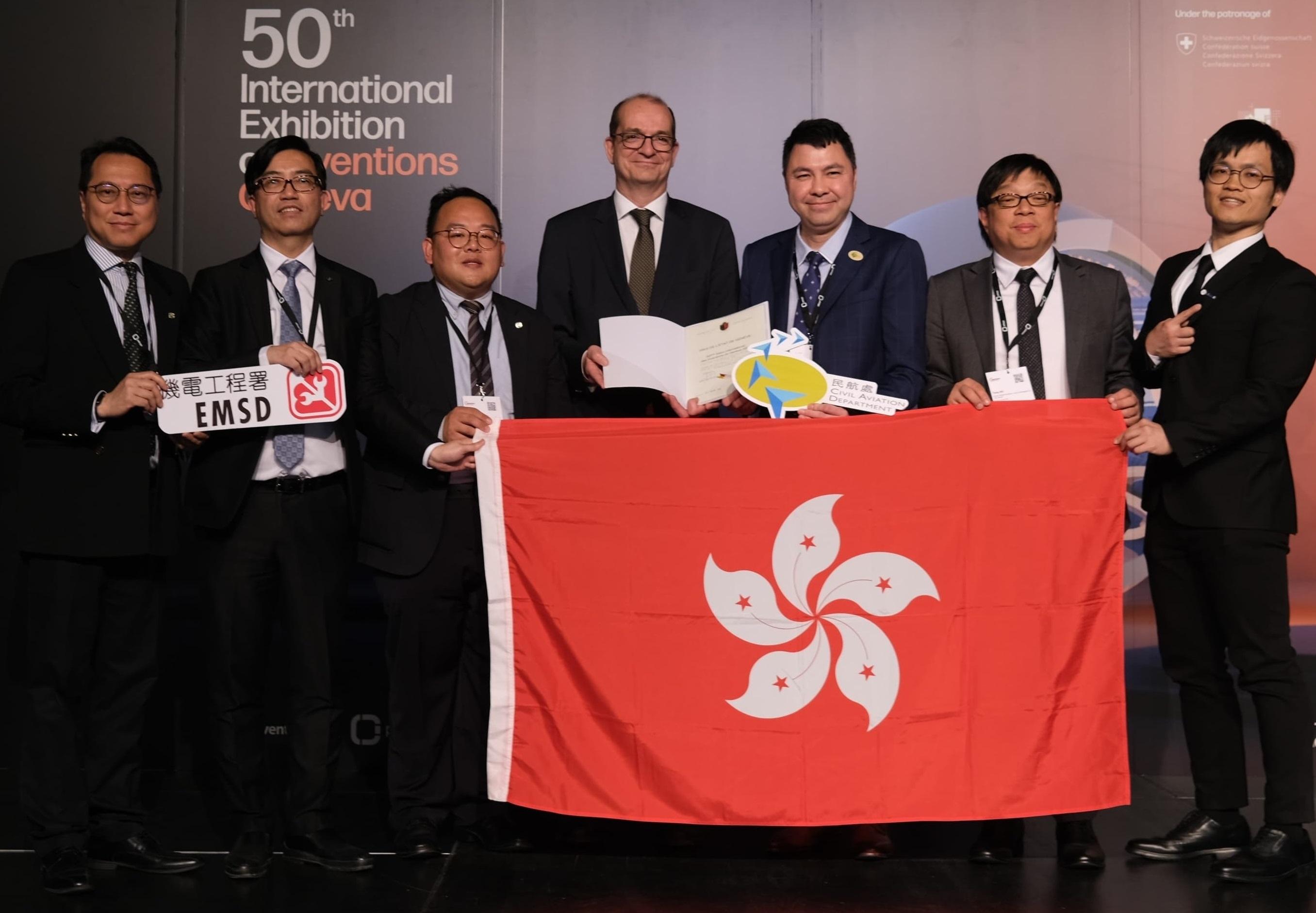 Systems jointly developed by the Civil Aviation Department (CAD) and the Electrical and Mechanical Services Department (EMSD) won awards at the 50th International Exhibition of Inventions of Geneva, which was held between April 9 and 13 (Geneva time) in Geneva, Switzerland. Photo shows a CAD representative (third right) and an EMSD representative (third left) receiving the award for Prize of the Republic and Canton of Geneva.