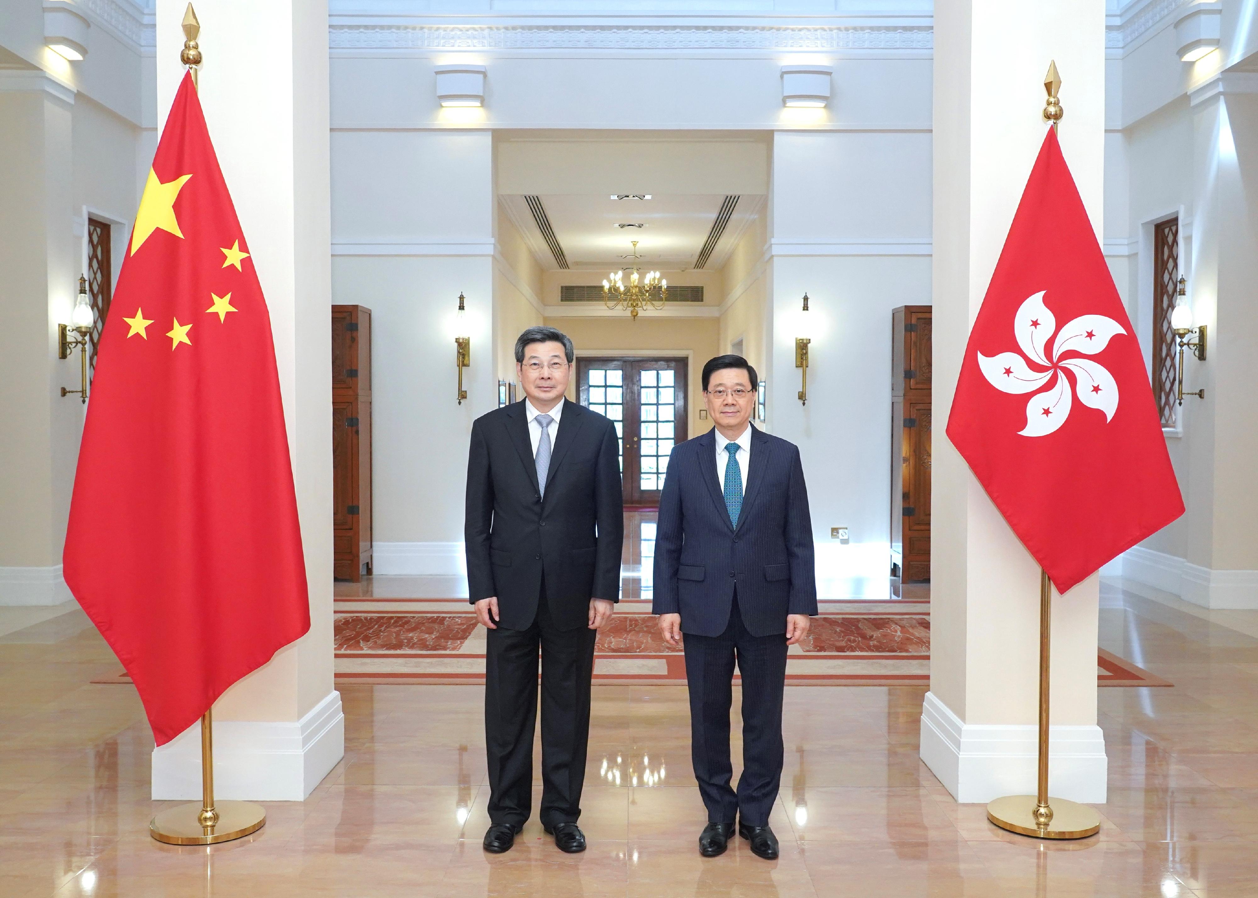 行政長官李家超（右）今日（四月十四日）與國家互聯網信息辦公室主任、世界互聯網大會理事長莊榮文（左）會面。