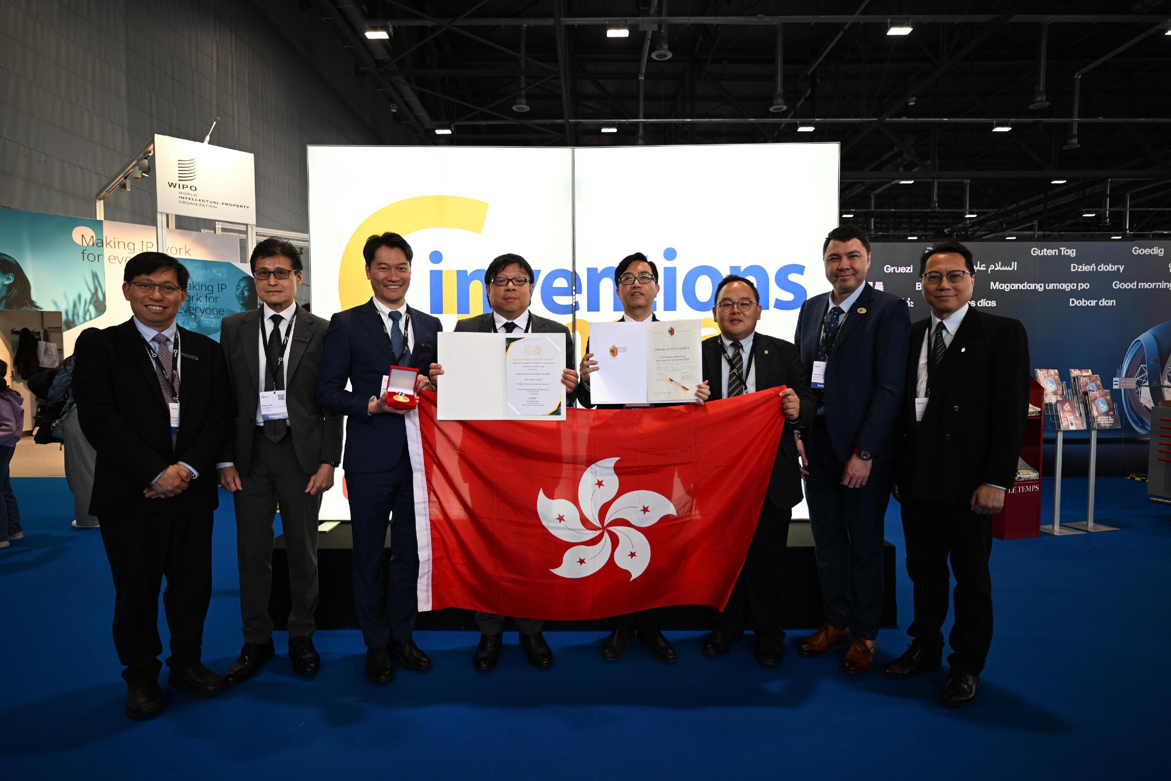 發展局、機電工程署（機電署）和渠務署參與第五十屆日內瓦國際發明展，榮獲多個獎項。圖示發展局副秘書長何英傑（左四）與機電署副署長周厚強（左五）與獲得日內瓦州特別大獎的機電署及民航處團隊，以及獲得最佳國際發明及創新獎的發展局團隊在頒獎禮上合照。