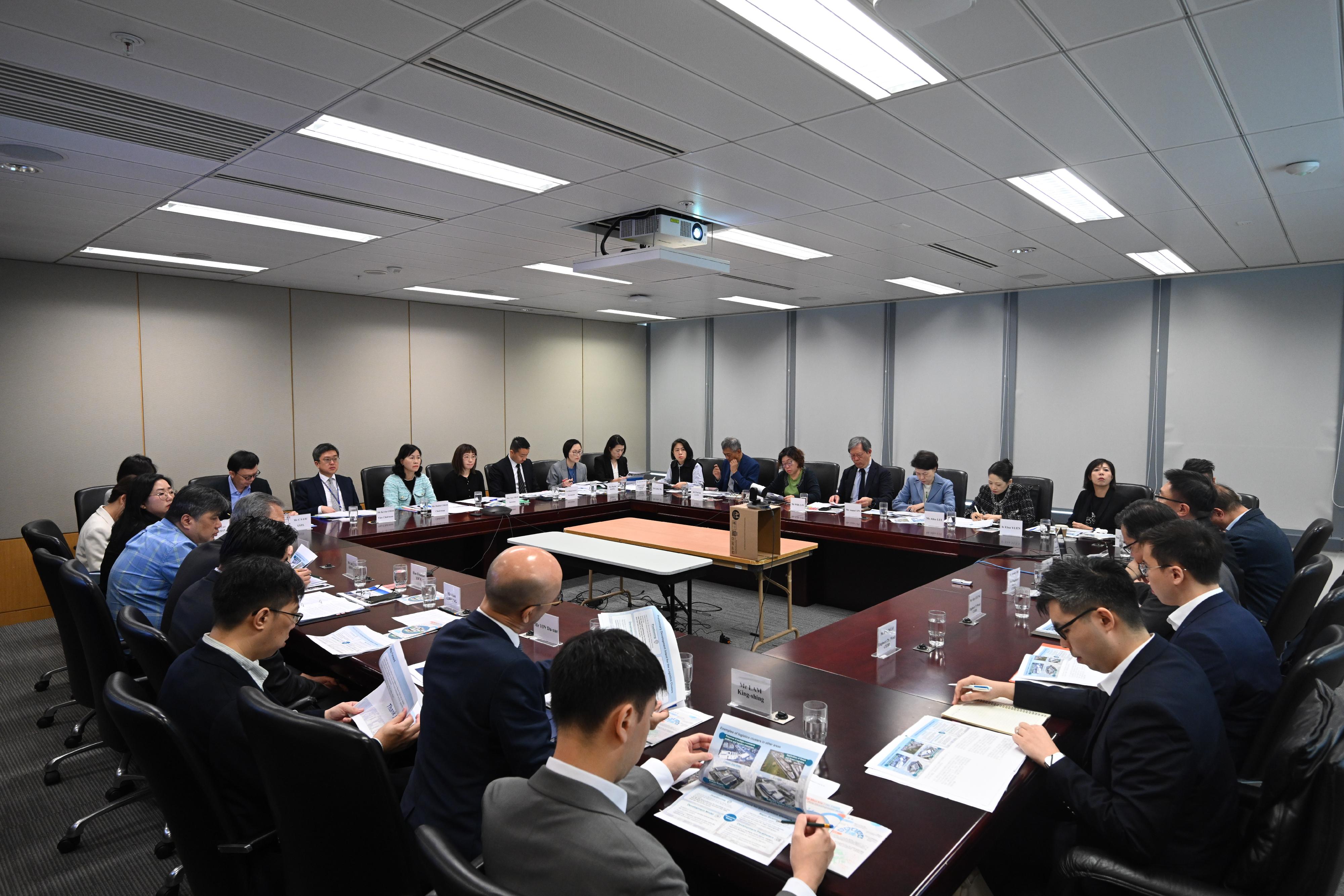 香港物流發展局今日（四月十四日）召開會議，運輸及物流局局長兼香港物流發展局主席陳美寶（左三）就美國濫施關稅聽取物流業界的意見，並商討如何共同應對。