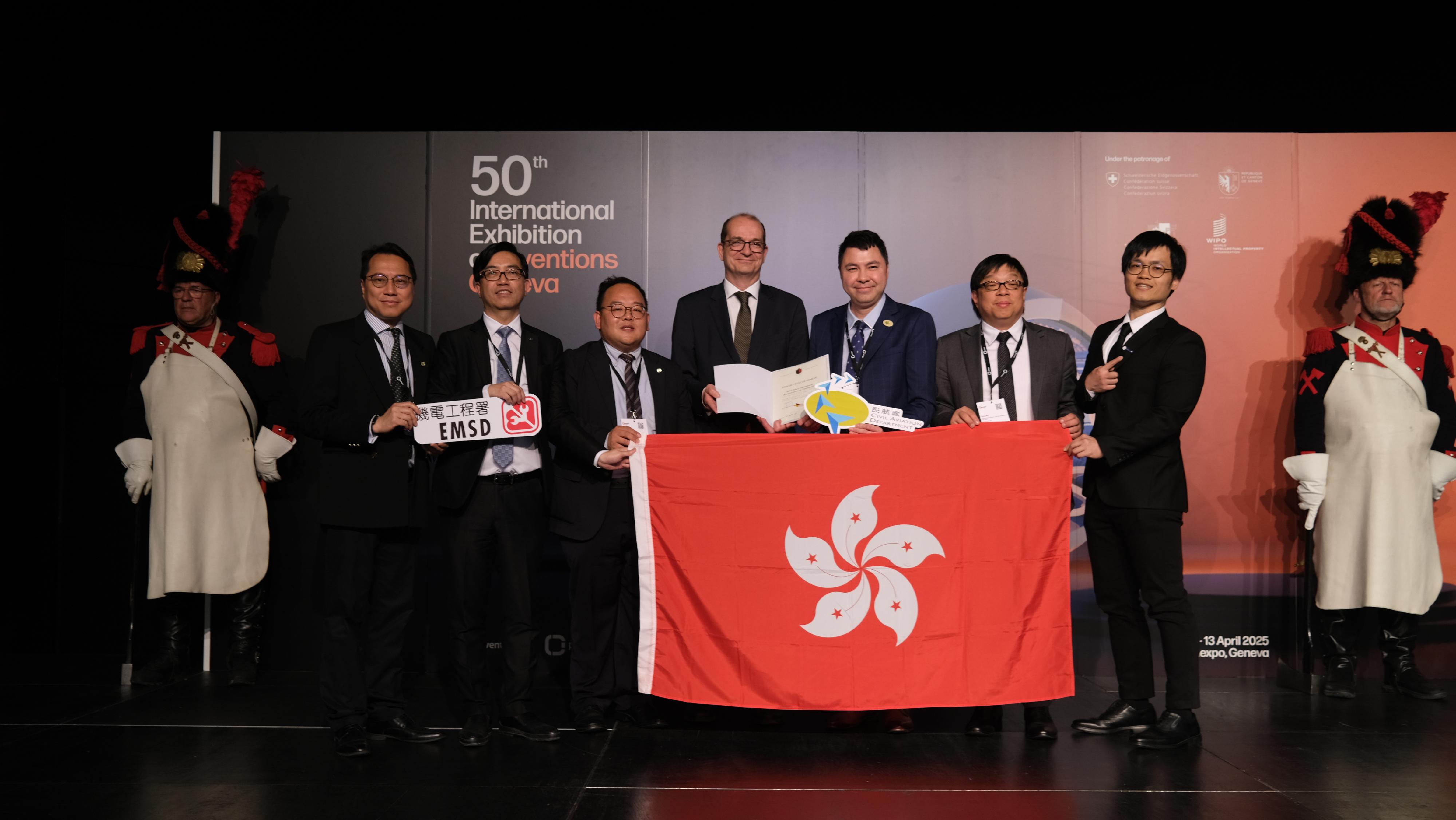 The Electrical and Mechanical Services Department (EMSD) won 12 awards at the 50th International Exhibition of Inventions of Geneva, including the Prize of the Republic and Canton of Geneva. Photo shows the Deputy Secretary for Development, Mr Tony Ho (second right), the Deputy Director of Electrical and Mechanical Services, Mr Vincent Chow (second left) with the winning team of the special prize from the EMSD and the Civil Aviation Department at the award presentation ceremony. 

