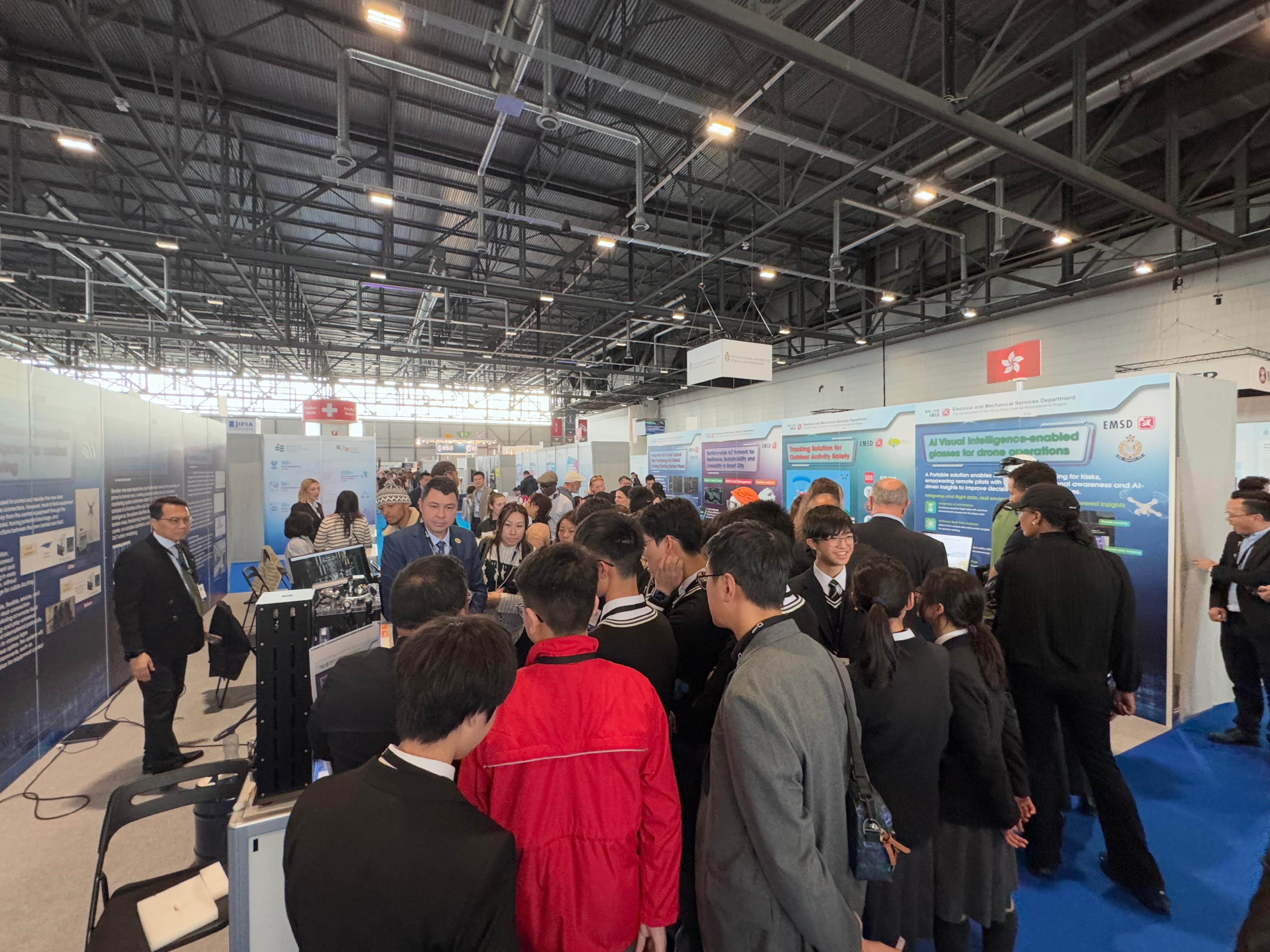 The Electrical and Mechanical Services Department (EMSD) won 12 awards at the 50th International Exhibition of Inventions of Geneva, including the Prize of the Republic and Canton of Geneva. Photo shows the EMSD staff presenting the innovation and technology solutions at the Exhibition.