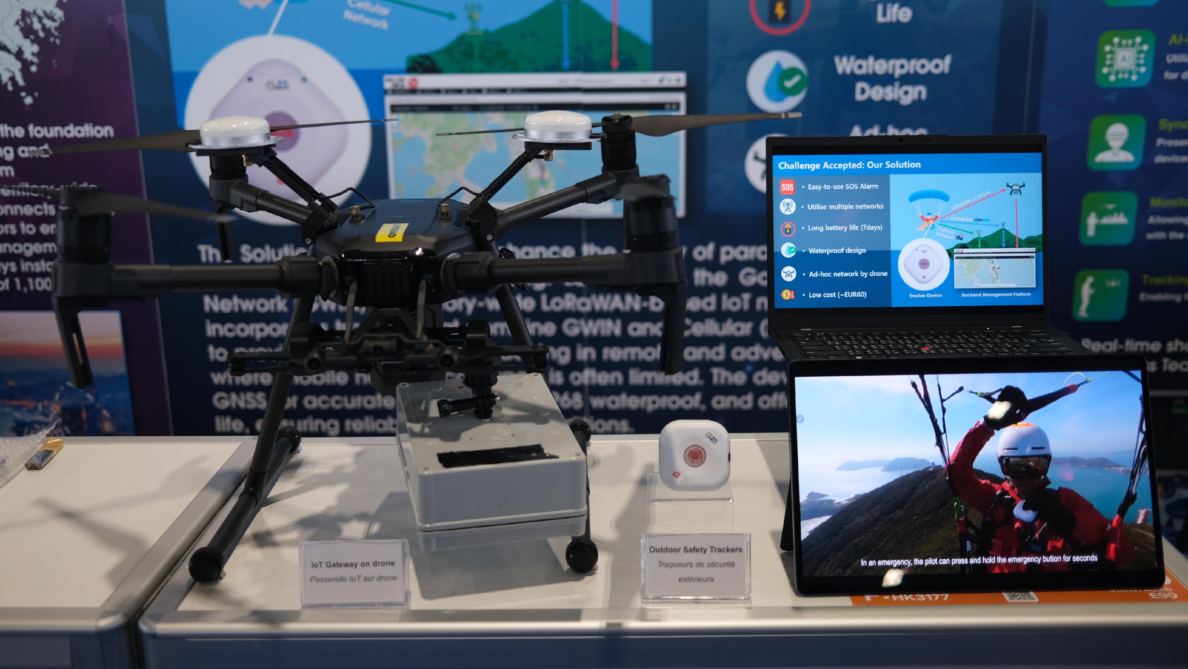 The Electrical and Mechanical Services Department (EMSD) won 12 awards at the 50th International Exhibition of Inventions of Geneva. Photo shows the Tracking Solution for Outdoor Activity Safety, which won a gold medal with the congratulations of jury.