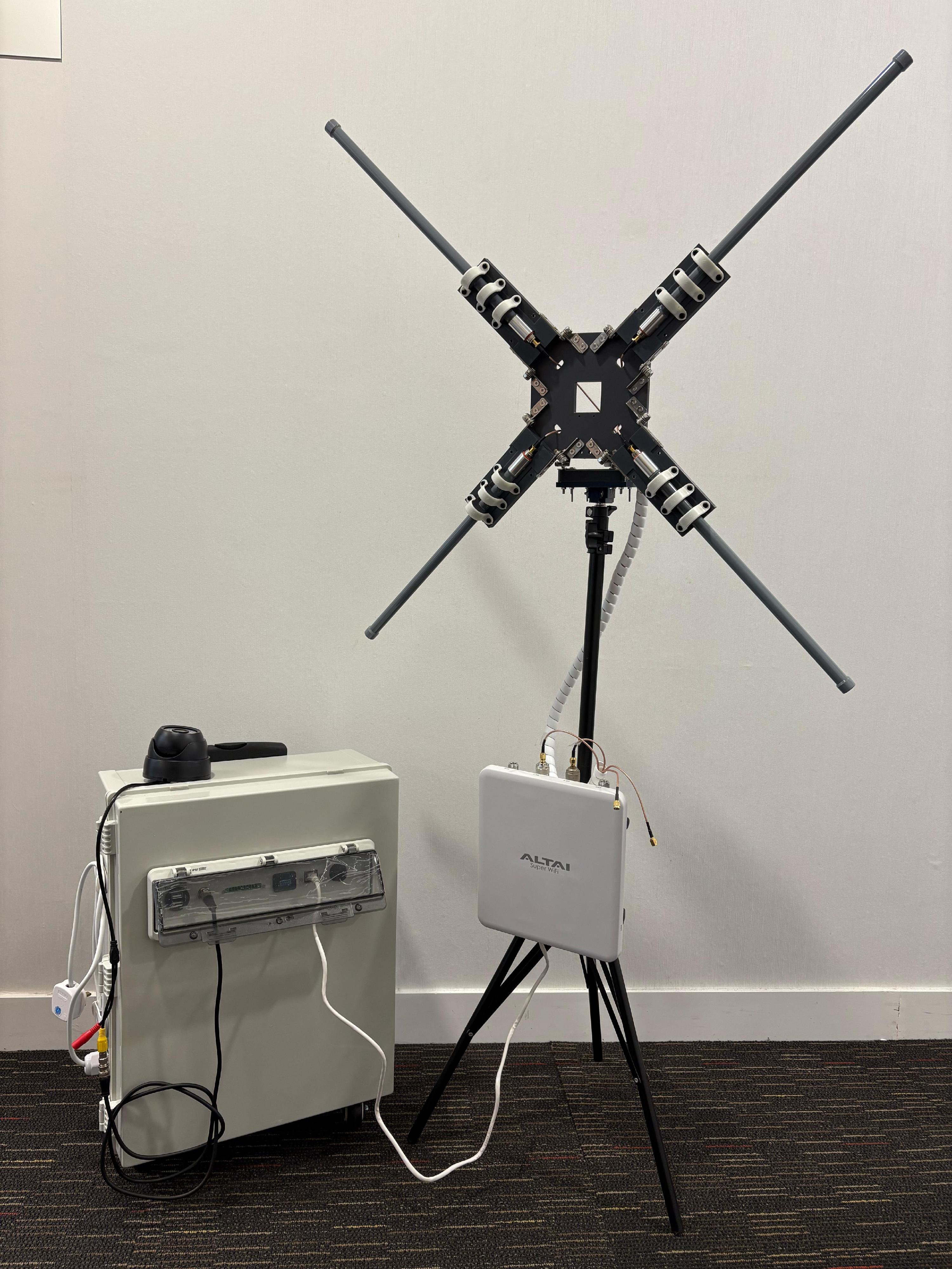 The Electrical and Mechanical Services Department (EMSD) won 12 awards at the 50th International Exhibition of Inventions of Geneva. Photo shows the System of Wireless Connection to Field Equipment for control and monitoring, which won a gold medal.