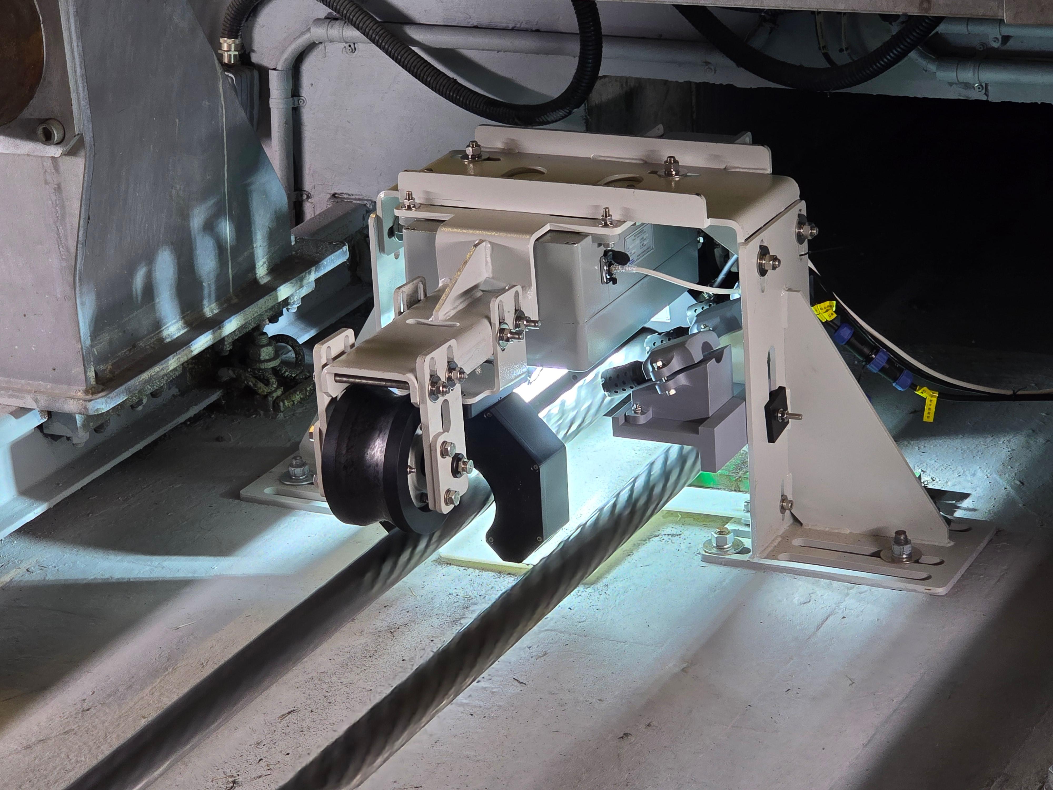 The Electrical and Mechanical Services Department (EMSD) won 12 awards at the 50th International Exhibition of Inventions of Geneva. Photo shows the Hauling Rope AI Condition Monitoring System, which won a gold medal.