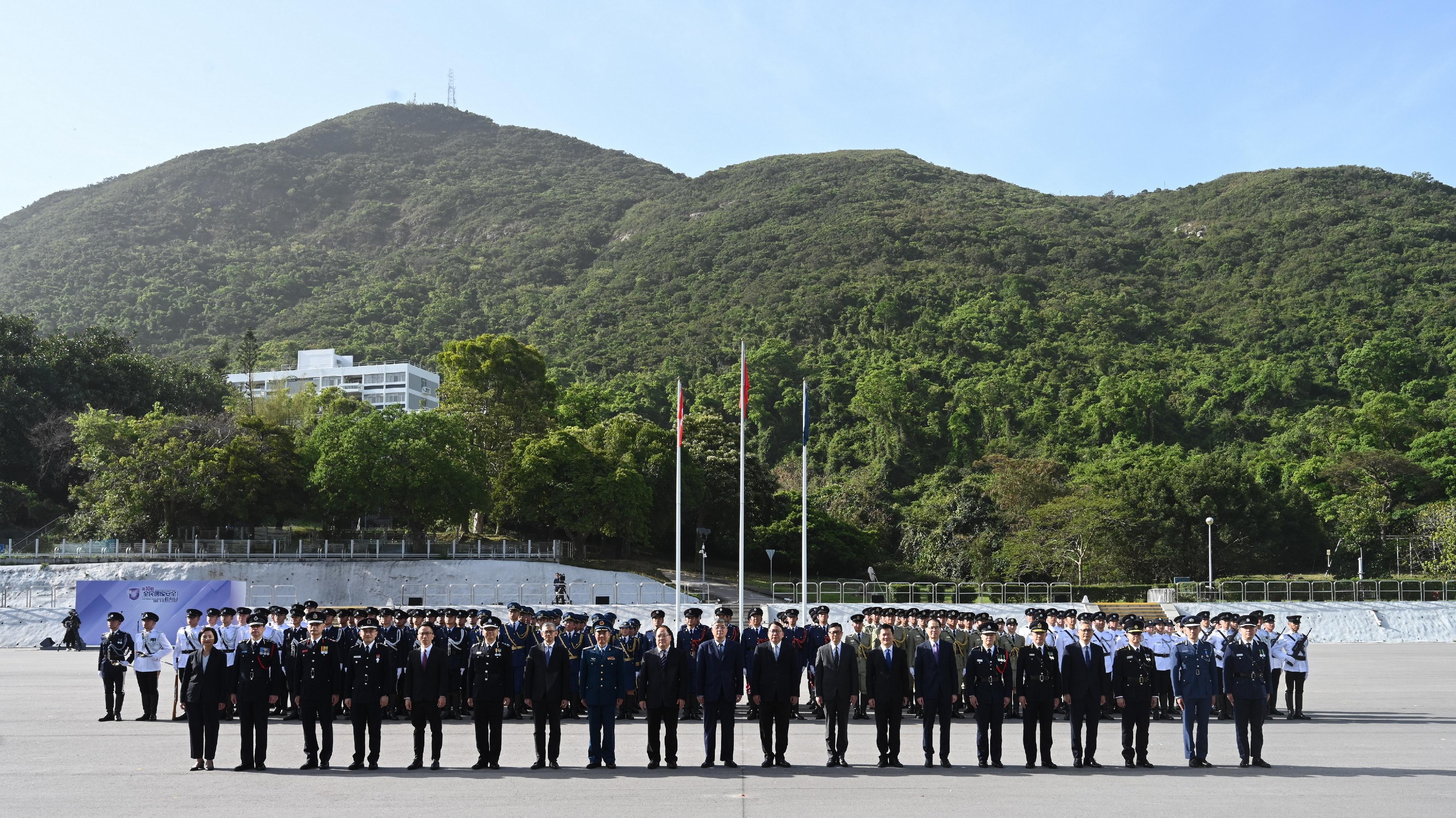 The Chief Secretary for Administration, Mr Chan Kwok-ki, attended the National Security Education Day flag raising ceremony today (April 15). Photo shows Mr Chan (tenth right); the Secretary for Security, Mr Tang Ping-keung (ninth right); the Secretary General of the Committee for Safeguarding National Security of the Hong Kong Special Administrative Region, Mr Sonny Au (seventh right); and heads of disciplined services departments and other officiating guests at the ceremony.