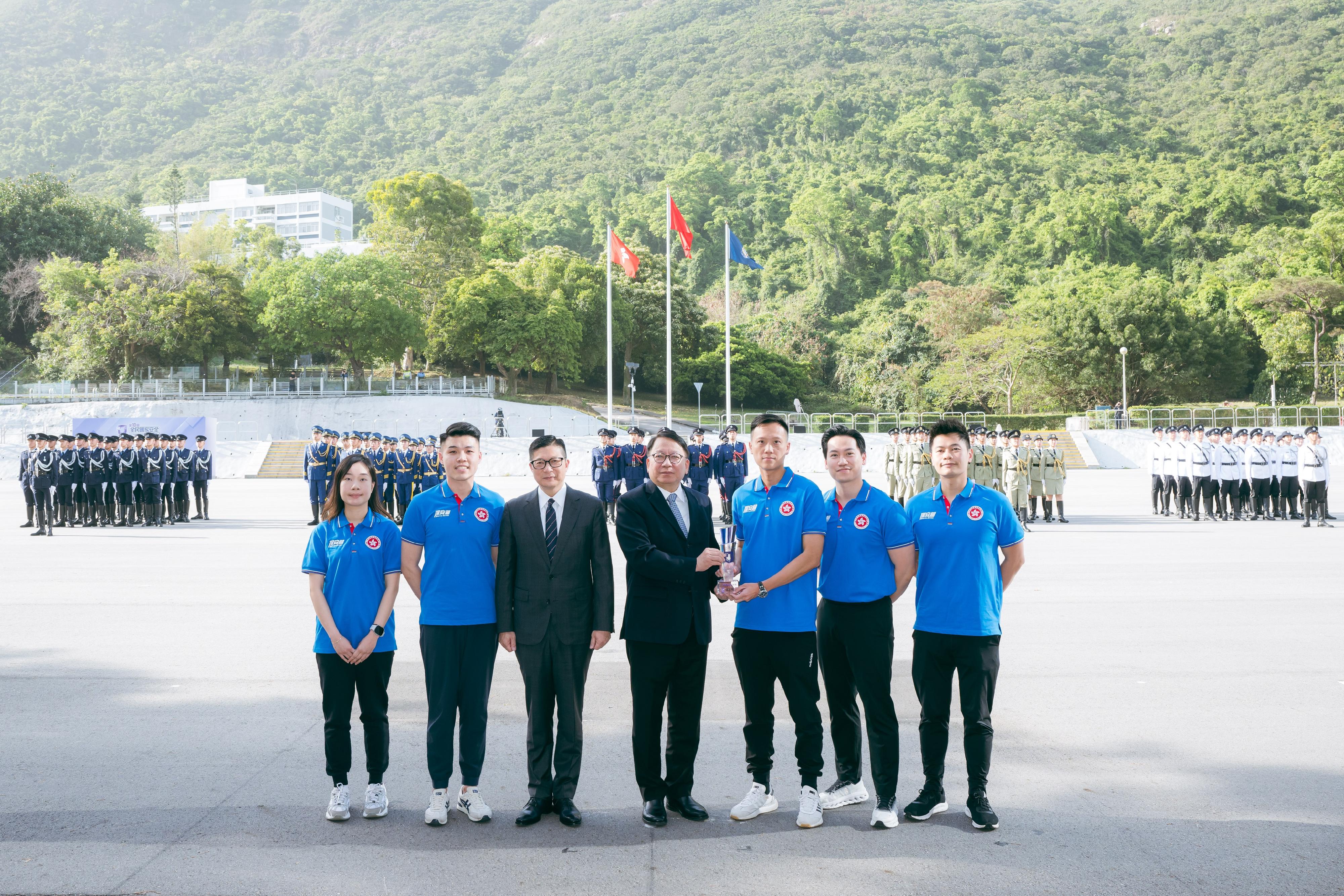 After the National Security Education Day flag-raising ceremony today (April 15), the Security Bureau held the Safeguarding National Security Cup awards presentation ceremony. Photo shows the Chief Secretary for Administration, Mr Chan Kwok-ki (centre), and the Secretary for Security, Mr Tang Ping-keung (third left), presenting the Safeguarding National Security Cup.