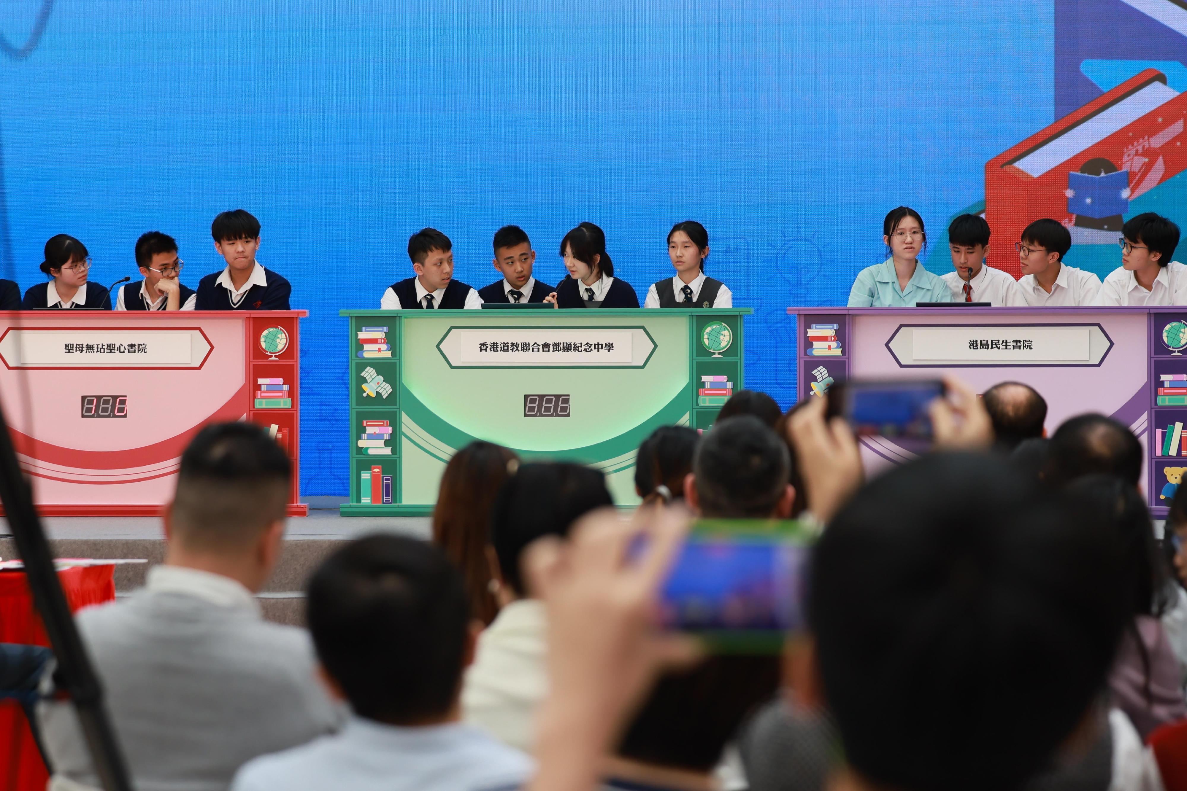 The finals and the award presentation ceremony of the Territory-wide Inter-school National Security Knowledge Challenge 2024/25, jointly organised by the Department of Justice, the Security Bureau, the Education Bureau and the Hong Kong Shine Tak Foundation, were held today (April 15). Photo shows students team competition finals of secondary school section.