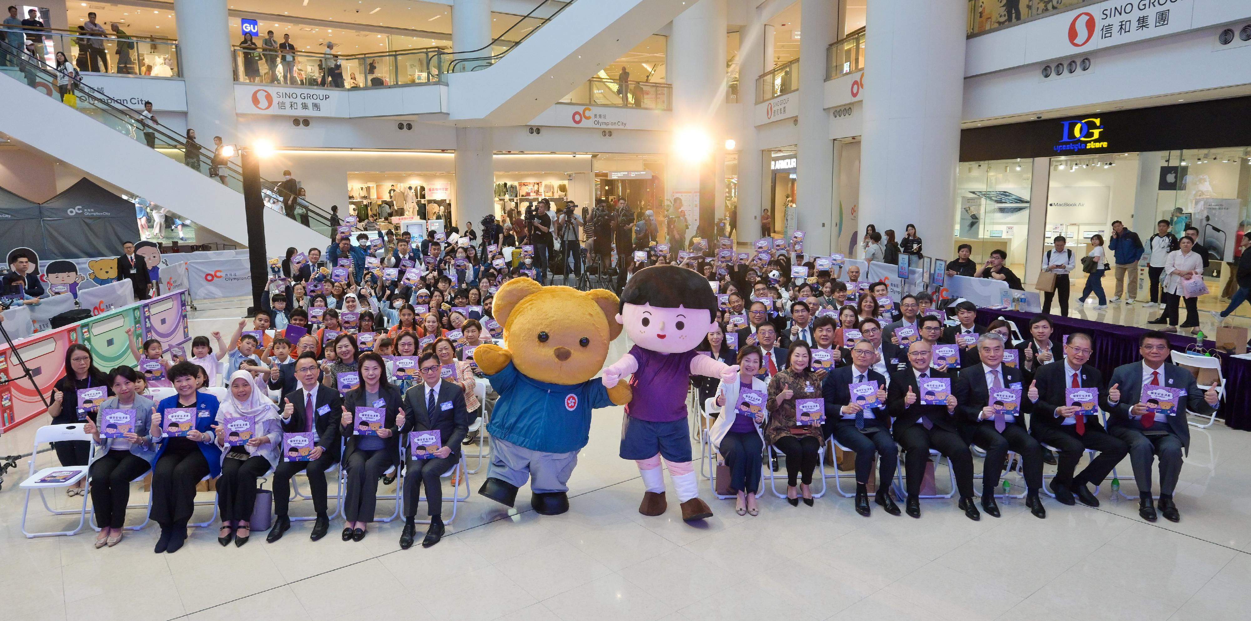 The Security Bureau held the launch ceremony of the new national security comic book Andy and Security Bear today (April 15). Photo shows the Secretary for Security, Mr Tang Ping-keung (first row, sixth left), and the Secretary for Education, Dr Choi Yuk-lin (first row, seventh right) with other guests were pictured with the new book Andy and Security Bear.