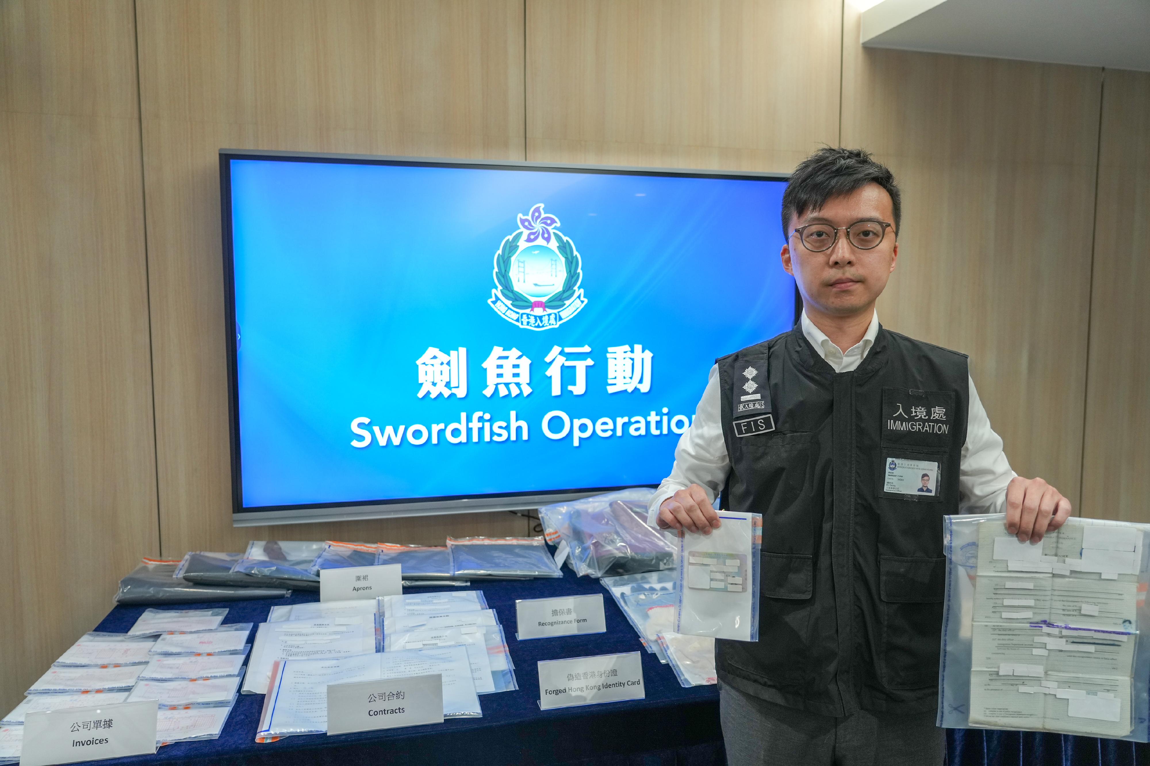入境事務處於四月七日至四月十四日一連八日在全港各區展開代號「劍魚」的反非法勞工行動。圖示為行動中檢取的證物。