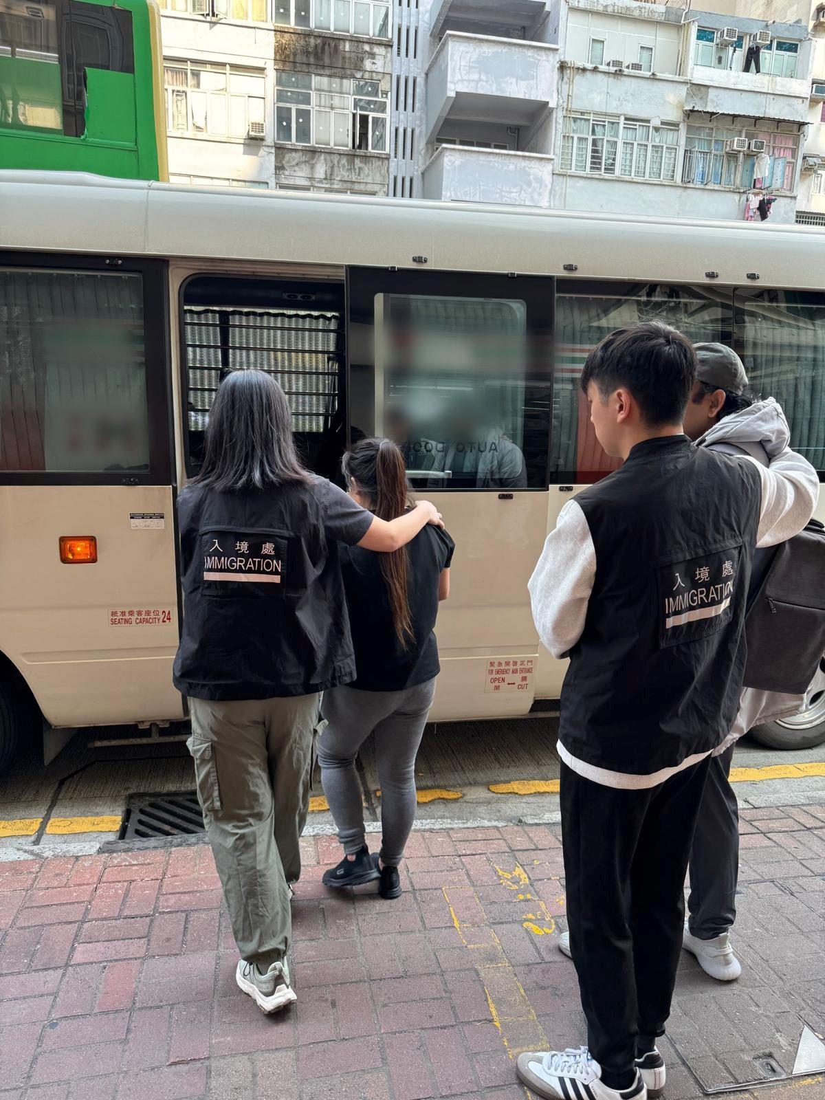 入境事務處於四月七日至四月十四日一連八日在全港各區展開代號「劍魚」的反非法勞工行動。圖示為懷疑非法勞工在行動中被捕。
