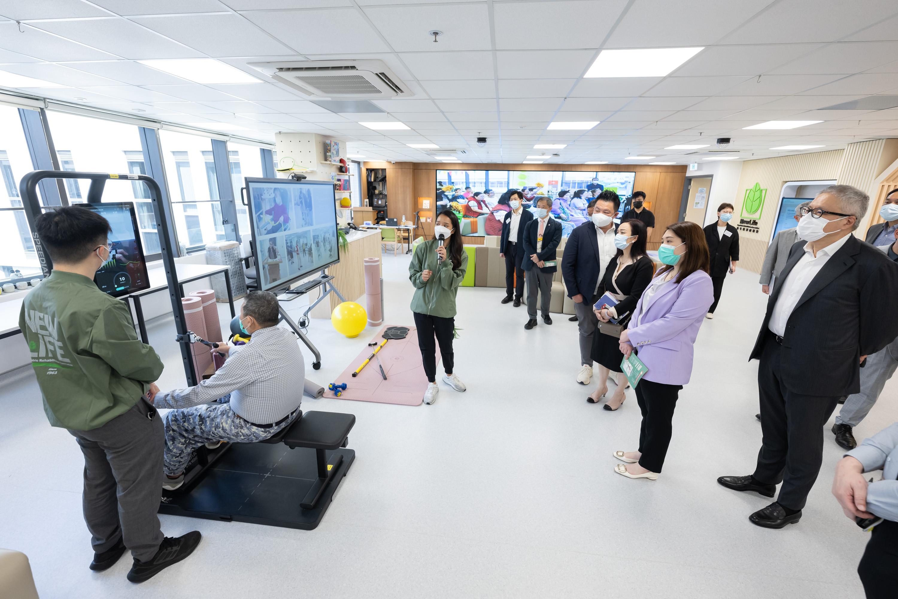 The Legislative Council Panel on Welfare Services and Subcommittee on Issues Relating to the Support for Persons with Disabilities conducted a joint visit to the Siu Lam Integrated Rehabilitation Services Complex today (April 15) to understand its operation since the opening. 