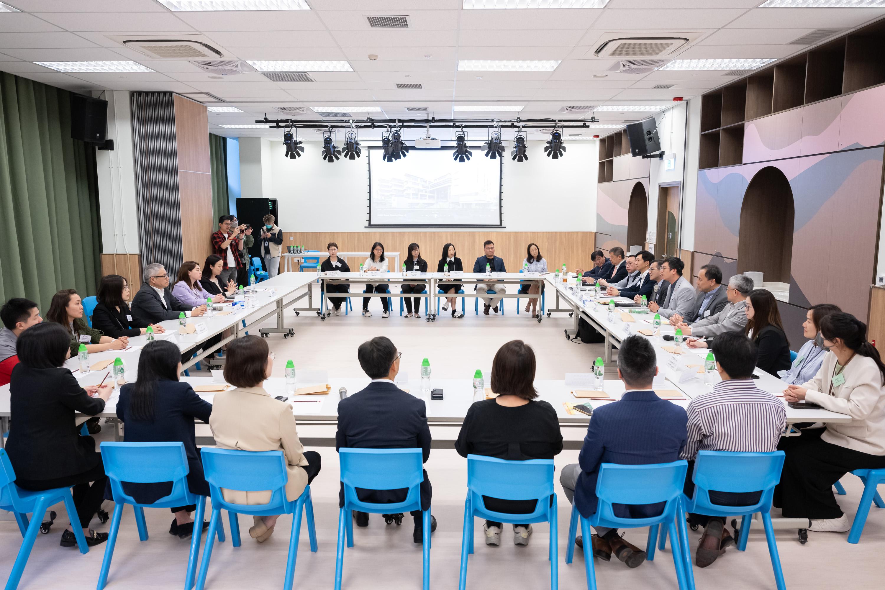 立法會福利事務委員會及支援殘疾人士事宜小組委員會今日（四月十五日）聯合參觀小欖綜合康復服務大樓，了解該大樓在啟用後的運作。議員與政府當局及三間營運機構的代表進行交流。