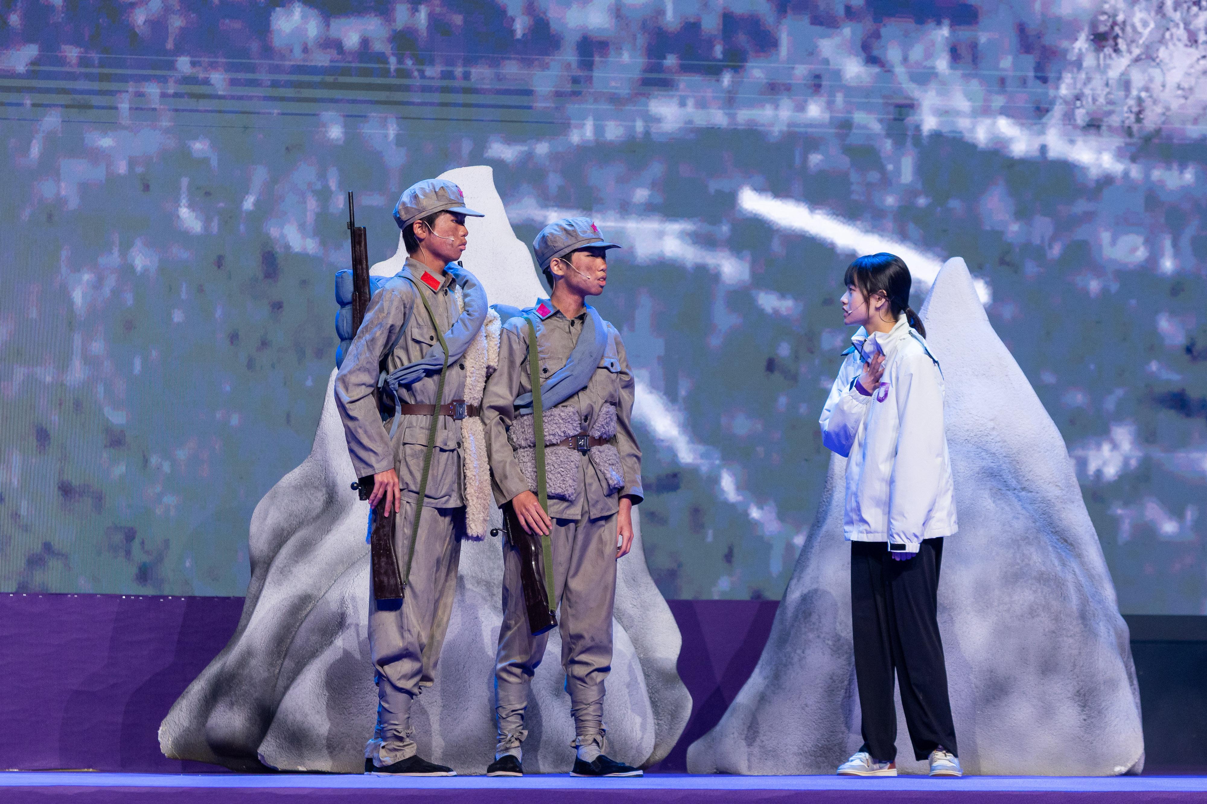  The National Security Education Day activities launched at the Hong Kong Convention and Exhibition Centre today (April 15). At a students' short play in today's opening ceremony, while visiting the Museum of the Communist Party of China, the students travel through time and encounter a young Red Army soldier during the Long March.

