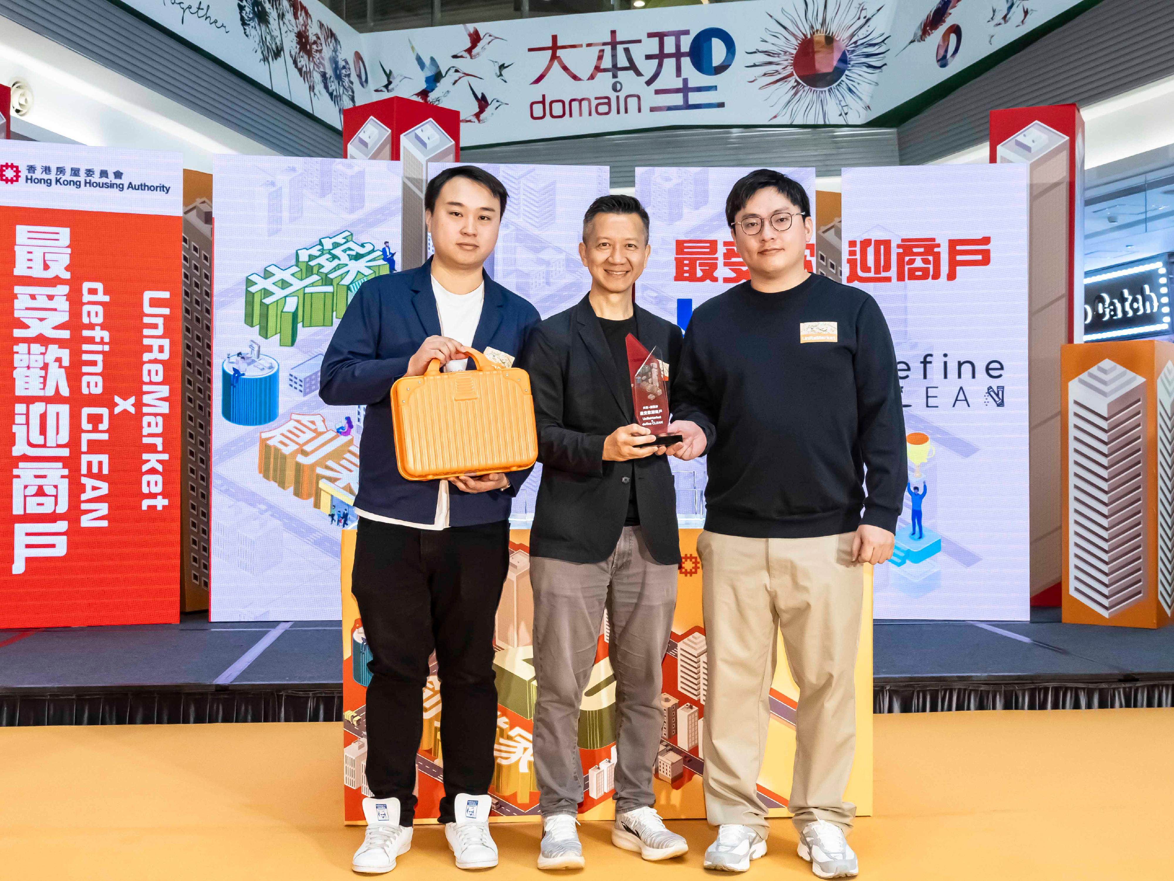 The Hong Kong Housing Authority announced the Well Being·Start-Up 2.0 Programme today (April 17), joining hands with private shopping centres and commercial partners to continue its support for youth entrepreneurship and inject vitality and innovation into the community. Photo shows the Well Being·Start-Up Programme's mentor and Founder of Social Ventures Hong Kong, Mr Francis Ngai (centre), presenting the Most Popular Business award to representatives of the winner, UnReMarket x define Clean.