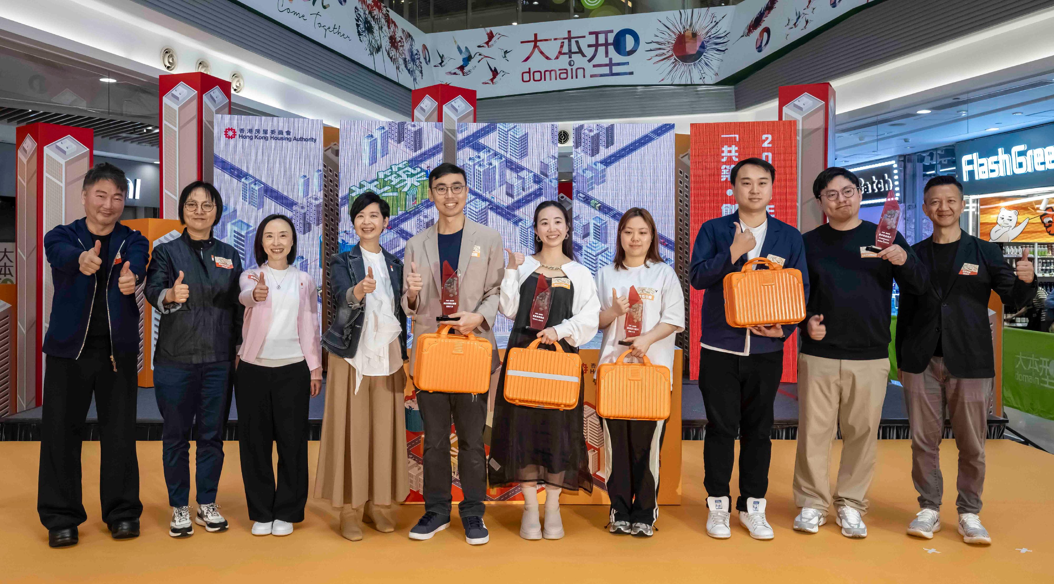 The Hong Kong Housing Authority (HA) announced the Well Being·Start-Up 2.0 Programme today (April 17), joining hands with private shopping centres and commercial partners to continue its support for youth entrepreneurship and inject vitality and innovation into the community. Photo shows the Secretary for Housing and Chairman of the HA, Ms Winnie Ho (fourth left); the Permanent Secretary for Housing and Director of Housing, Miss Charmaine Lee (third left); the Chairman of the HA's Commercial Properties Committee, Ms Serena Lau (second left); the Well Being·Start-Up Programme's mentor and Founder of Taste of Asia Group, Mr Ping Orr (first left); and the Well Being·Start-Up Programme's mentor and Founder of Social Ventures Hong Kong, Mr Francis Ngai (first right), with the award-winning entrepreneurs.