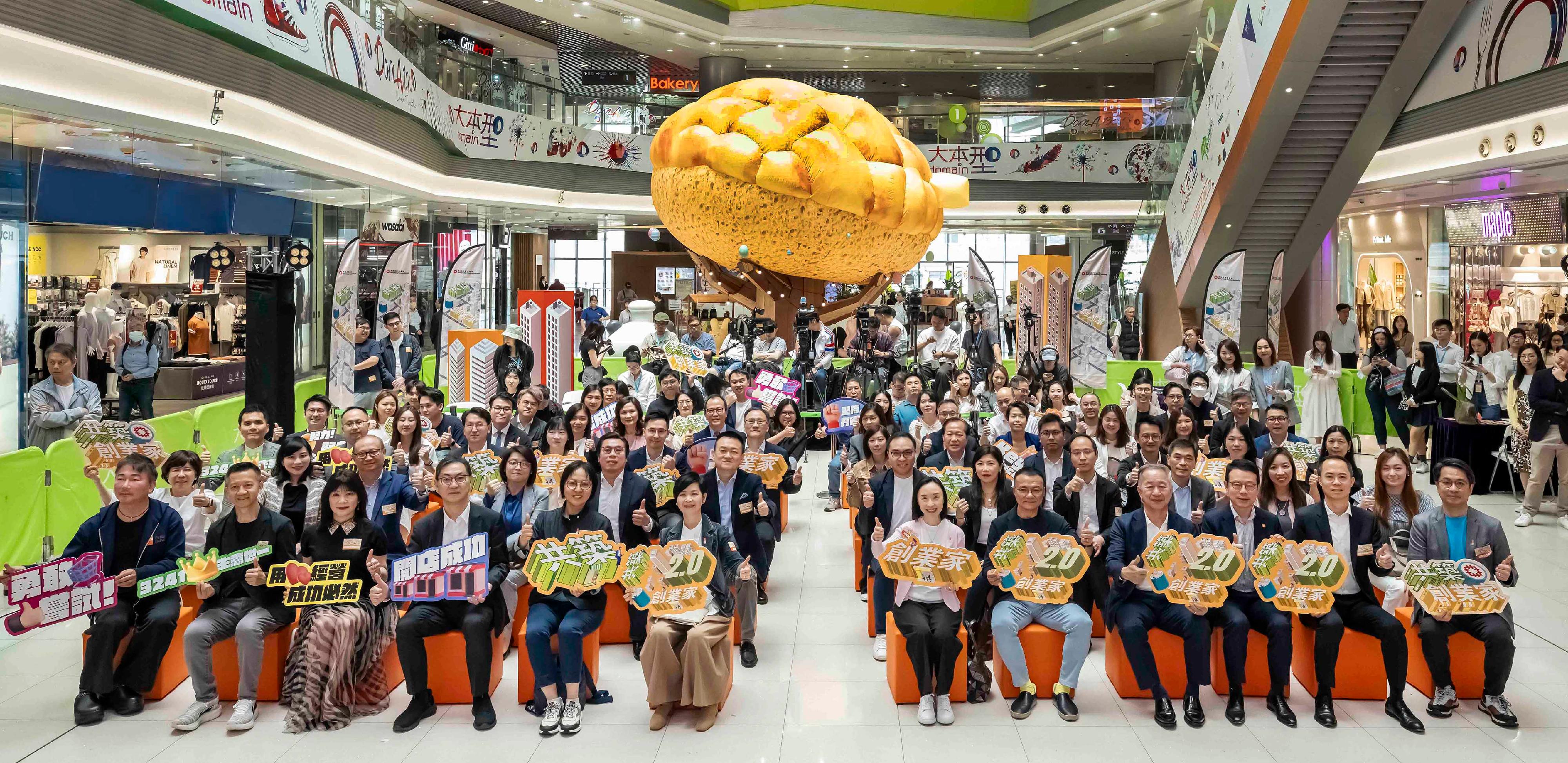 The Hong Kong Housing Authority (HA) announced the Well Being·Start-Up 2.0 Programme today (April 17), joining hands with private shopping centres and commercial partners to continue its support for youth entrepreneurship and inject vitality and innovation into the community. Photo shows the Secretary for Housing and Chairman of the HA, Ms Winnie Ho (sixth left); the Permanent Secretary for Housing and Director of Housing, Miss Charmaine Lee (sixth right); and the Chairman of the HA's Commercial Properties Committee, Ms Serena Lau (fifth left), with guests from the commercial sector and the entrepreneurial teams.