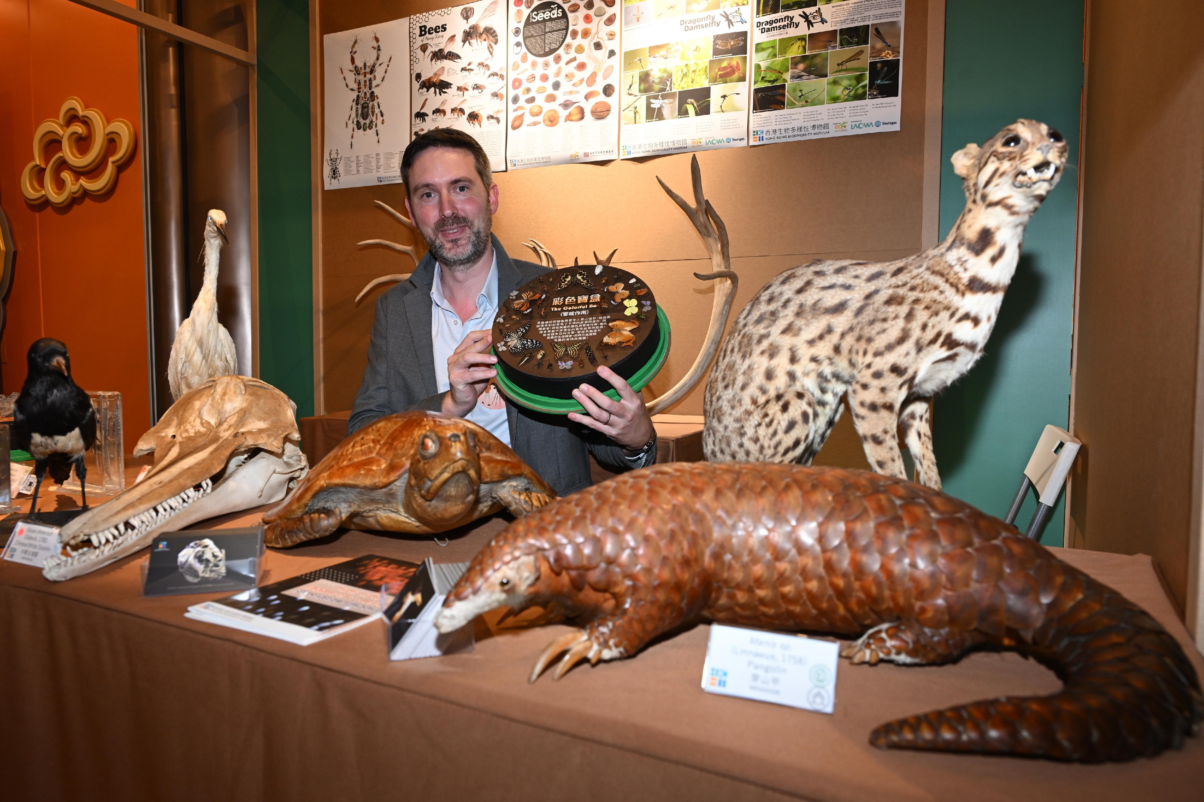"HK SciFest 2025", organised by the Science Promotion Unit of the Hong Kong Science Museum, will be held from tomorrow (April 18) to April 27. Photo shows the booth set up by the Hong Kong Biodiversity Museum, University of Hong Kong. Members of the public can view local animal specimens such as pangolin, Asian barred owl, and dragonflies. 