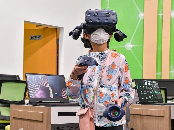 "HK SciFest 2025", organised by the Science Promotion Unit of the Hong Kong Science Museum, will be held from tomorrow (April 18) to April 27, launching over 100 activities. Photo shows the "Virtual Reality Exploration of Human Body" workshop, where participants can explore every nook and cranny of the human body, from muscles and bones to organs and biomolecules, using virtual reality technology.