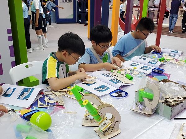 "HK SciFest 2025", organised by the Science Promotion Unit of the Hong Kong Science Museum, will be held from tomorrow (April 18) to April 27, launching over 100 activities. Photo shows the "Microscope DIY" workshop, where participants can assemble simple microscopes.