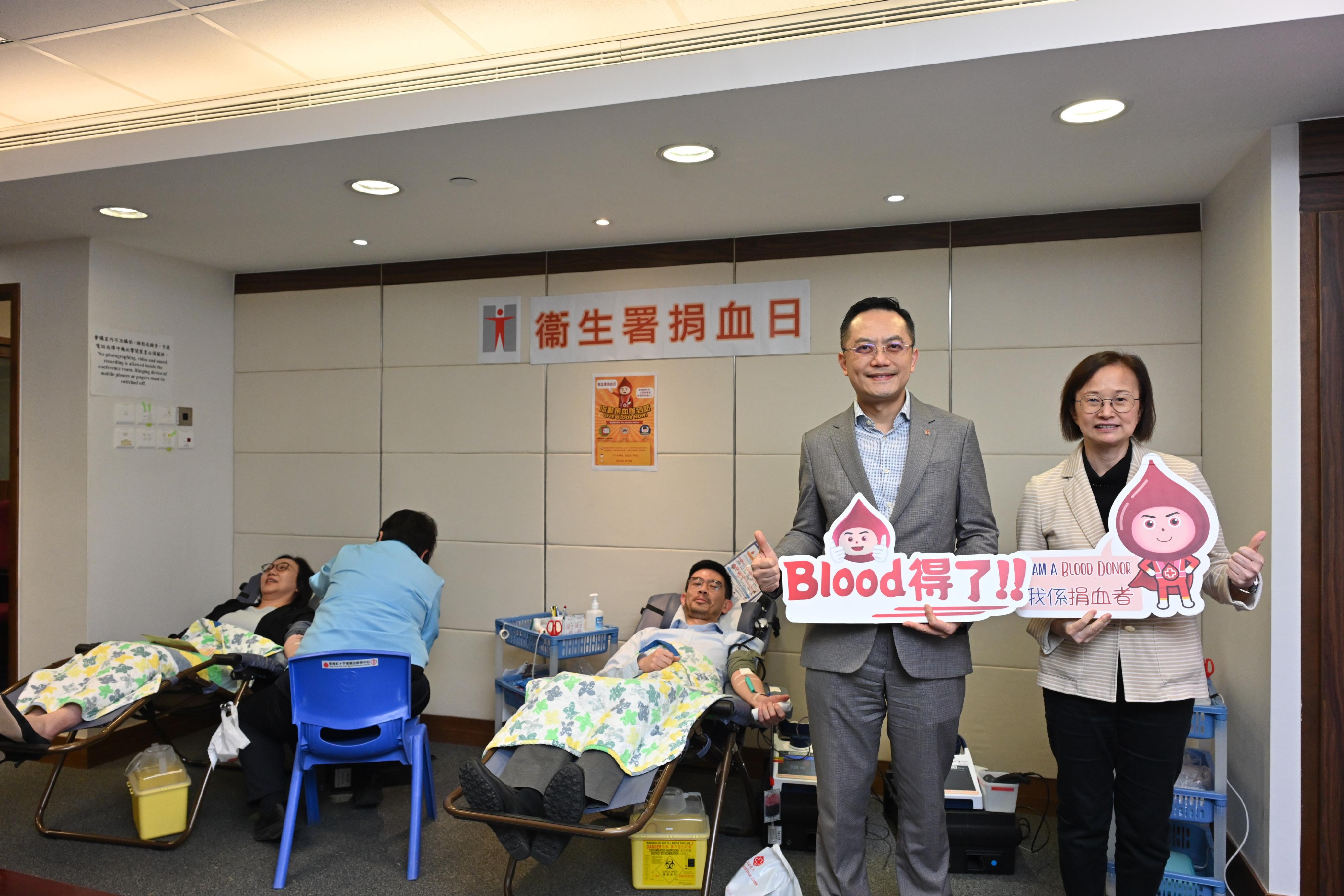 衞生署署長林文健醫生（右二）和規管事務總監趙佩燕醫生（右一）今日（四月十七日）率領衞生署同事身體力行，親身支持香港紅十字會輸血服務中心的捐血活動，並呼籲市民趁復活節長假期踴躍捐血，幫助有需要人士。