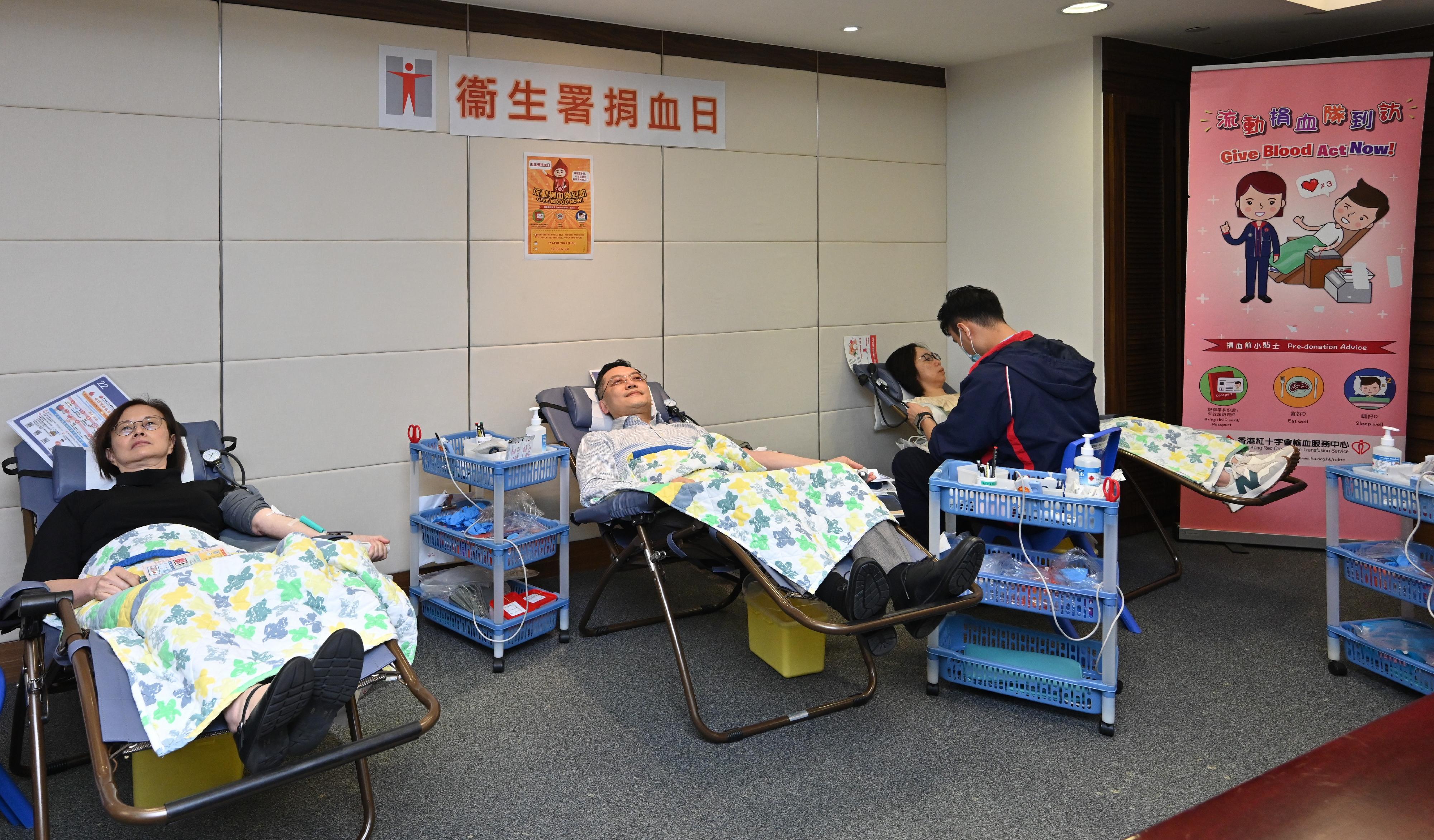 衞生署署長林文健醫生（中）和規管事務總監趙佩燕醫生（左）今日（四月十七日）率領衞生署同事身體力行，親身支持香港紅十字會輸血服務中心的捐血活動，並呼籲市民趁復活節長假期踴躍捐血，幫助有需要人士。