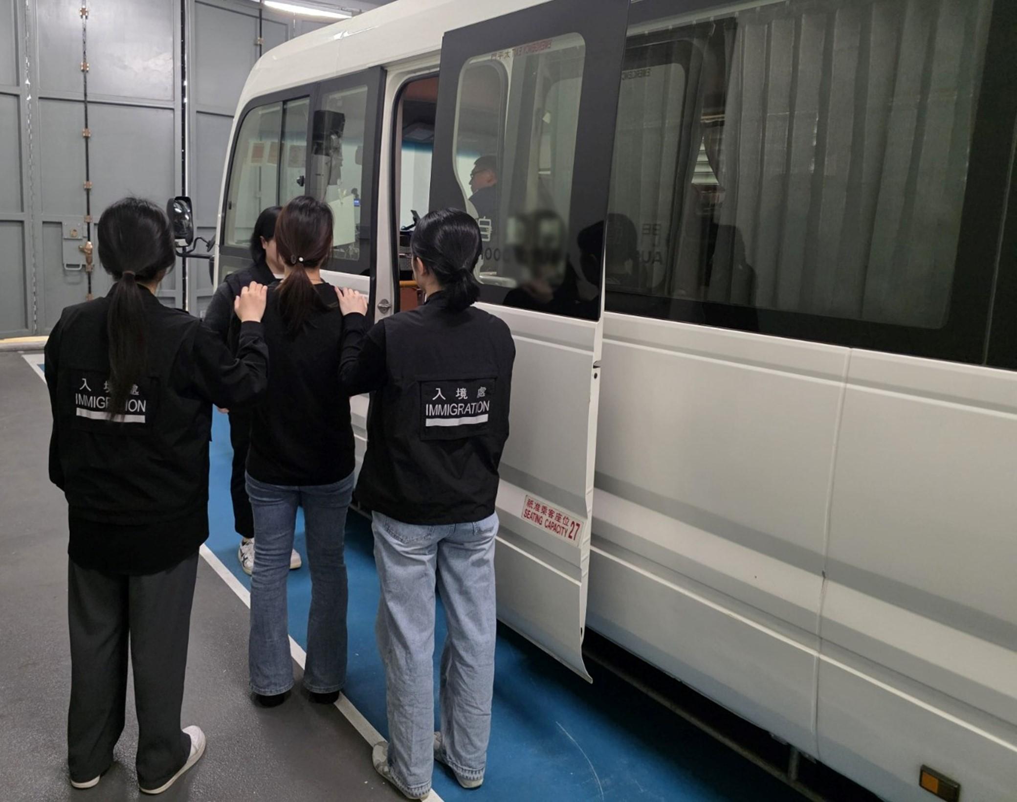 The Immigration Department mounted a series of territory-wide anti-illegal worker operations codenamed "Twilight", and joint operations with the Hong Kong Police Force codenamed "Champion", for three consecutive days from April 14 to yesterday (April 16). Photo shows a suspected illegal worker arrested during an operation.
