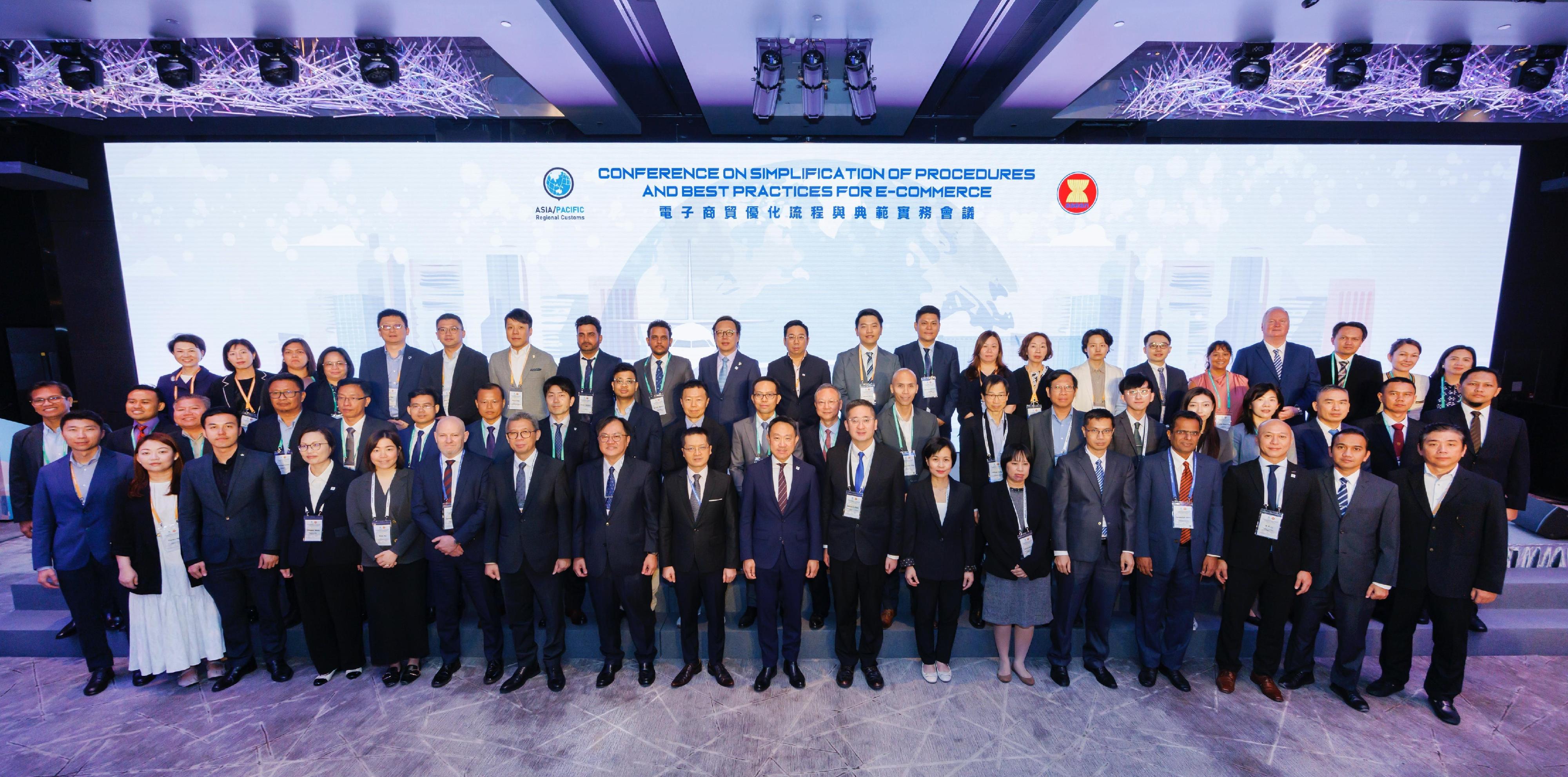The Conference on Simplification of Procedures and Best Practices for E-commerce held by Hong Kong Customs and the Association of Southeast Asian Nations (ASEAN) Secretariat concluded today (April 17). Photo shows the Under Secretary for Commerce and Economic Development, Dr Bernard Chan (first row, eighth right); the Commissioner of Customs and Excise, Mr Chan Tsz-tat (first row, ninth right); the Head of Trade Facilitation Division of ASEAN Secretariat, Mr Cuong Ba Tran (first row, ninth left); the Assistant Commissioner (World Customs Organization) of Customs and Excise, Mr Li Kin-kei (first row, third right); the Assistant Commissioner (Boundary and Ports), Ms Wong Wai-chuen (first row, third left), and other representatives from different sectors.
