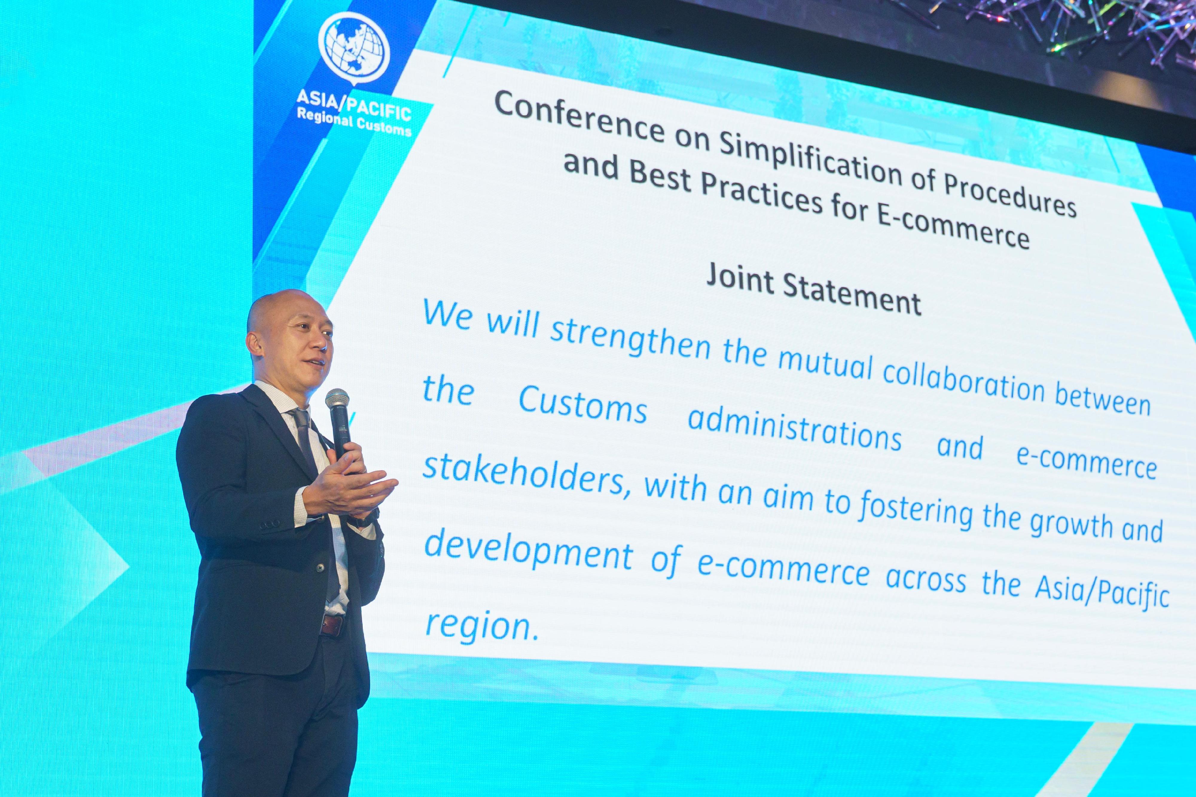 The Conference on Simplification of Procedures and Best Practices for E-commerce held by Hong Kong Customs and the Association of Southeast Asian Nations Secretariat concluded today (April 17). A Joint Statement reaffirming the commitment to strengthening mutual collaboration between Customs administrations and e-commerce stakeholders to foster the growth and development of e-commerce across the Asia/Pacific region was also issued. Photo shows the Assistant Commissioner (World Customs Organization) of Customs and Excise, Mr Li Kin-kei, leading a discussion about the Joint Statement. 