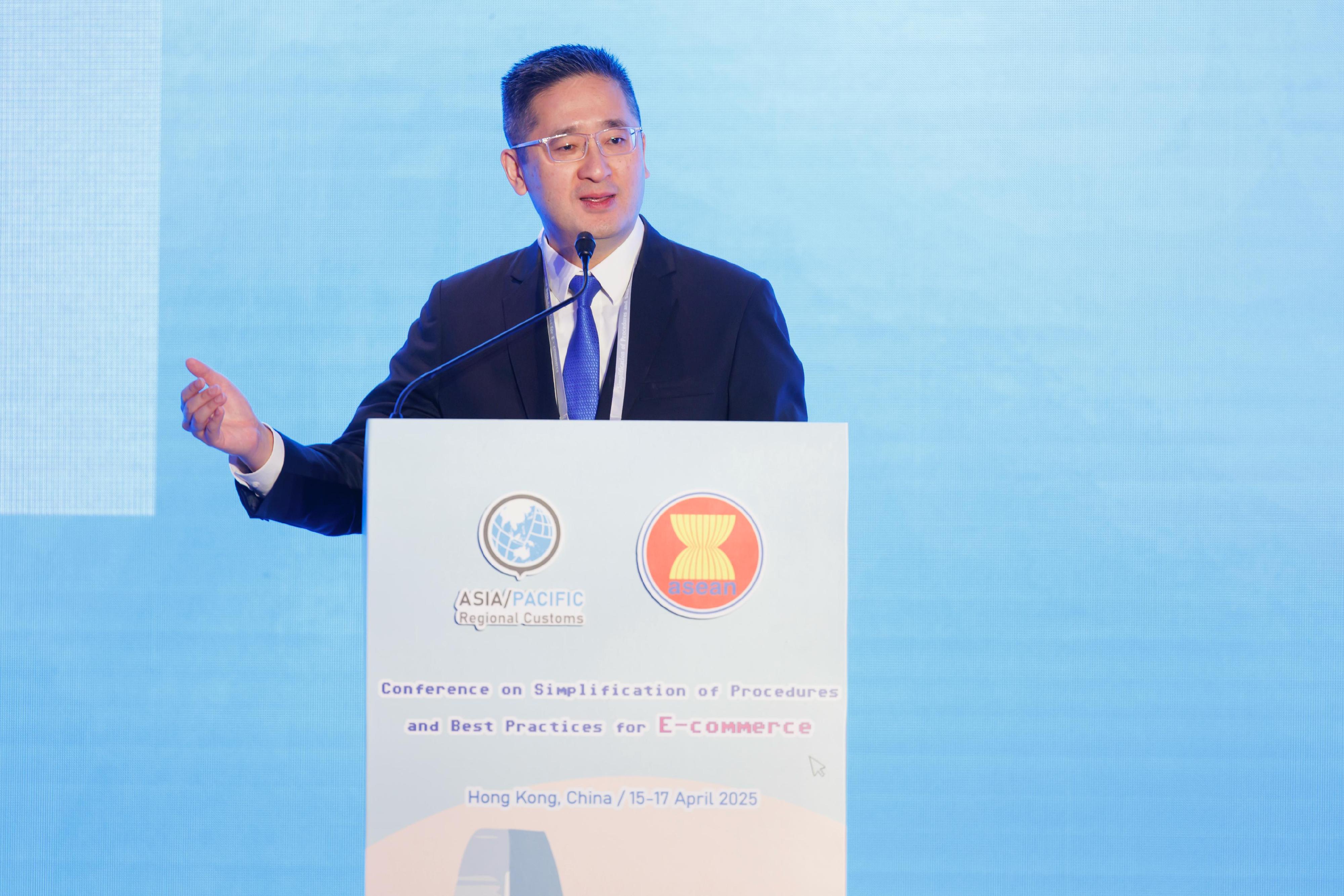 由香港海關與東南亞國家聯盟秘書處合辦的電子商貿優化流程與典範實務會議今日（四月十七日）圓滿結束。圖示商務及經濟發展局副局長陳百里博士四月十五日在論壇致開幕辭。