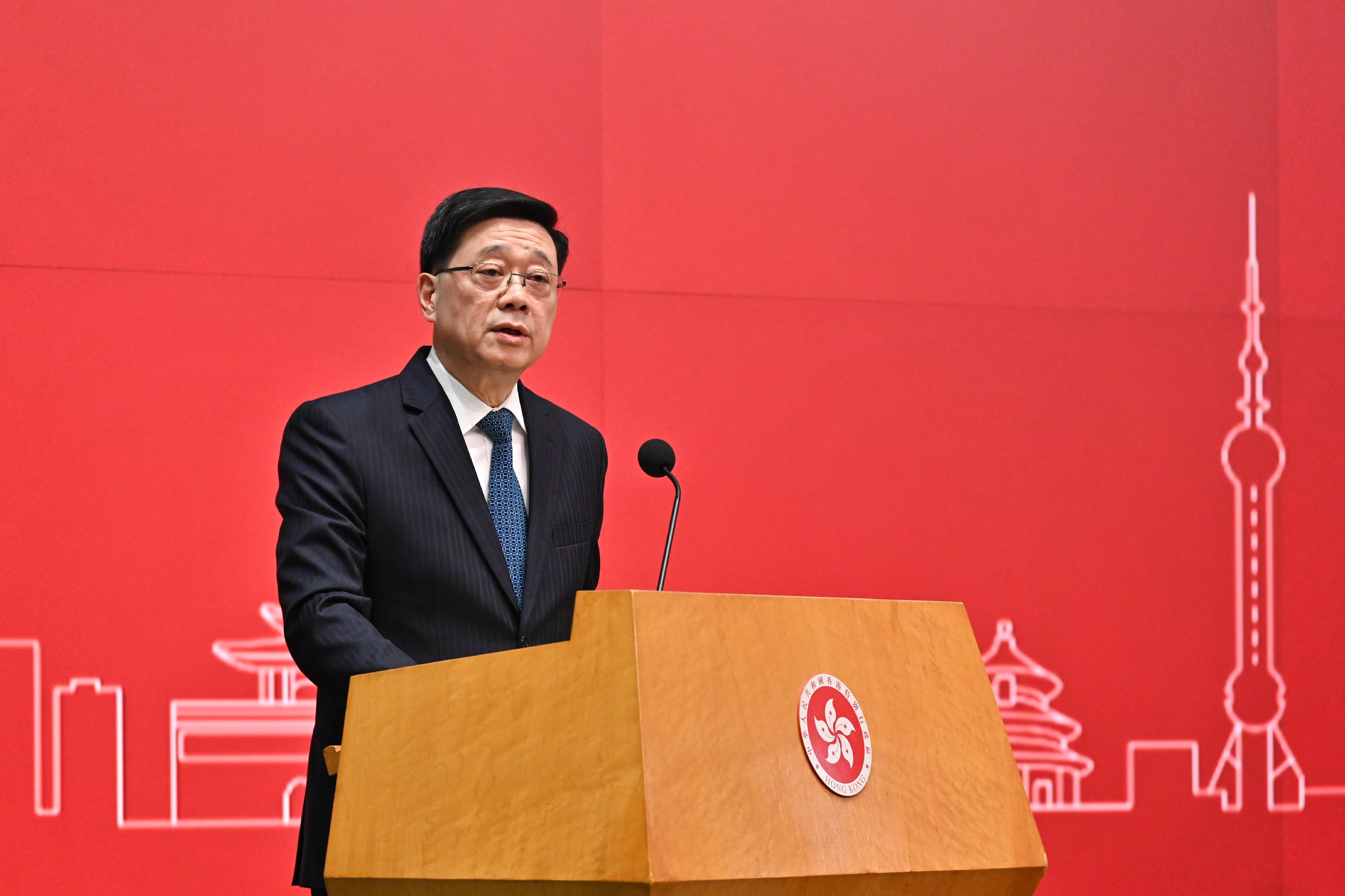 The Government held a seminar today (April 17) at the Central Government Offices to exchange views with around 100 Hong Kong Special Administrative Region (HKSAR) deputies to the National People's Congress and HKSAR members of the National Committee of the Chinese People's Political Consultative Conference on the United States' unjustified imposition of tariffs. Photo shows the Chief Executive, Mr John Lee, giving remarks at the seminar.
