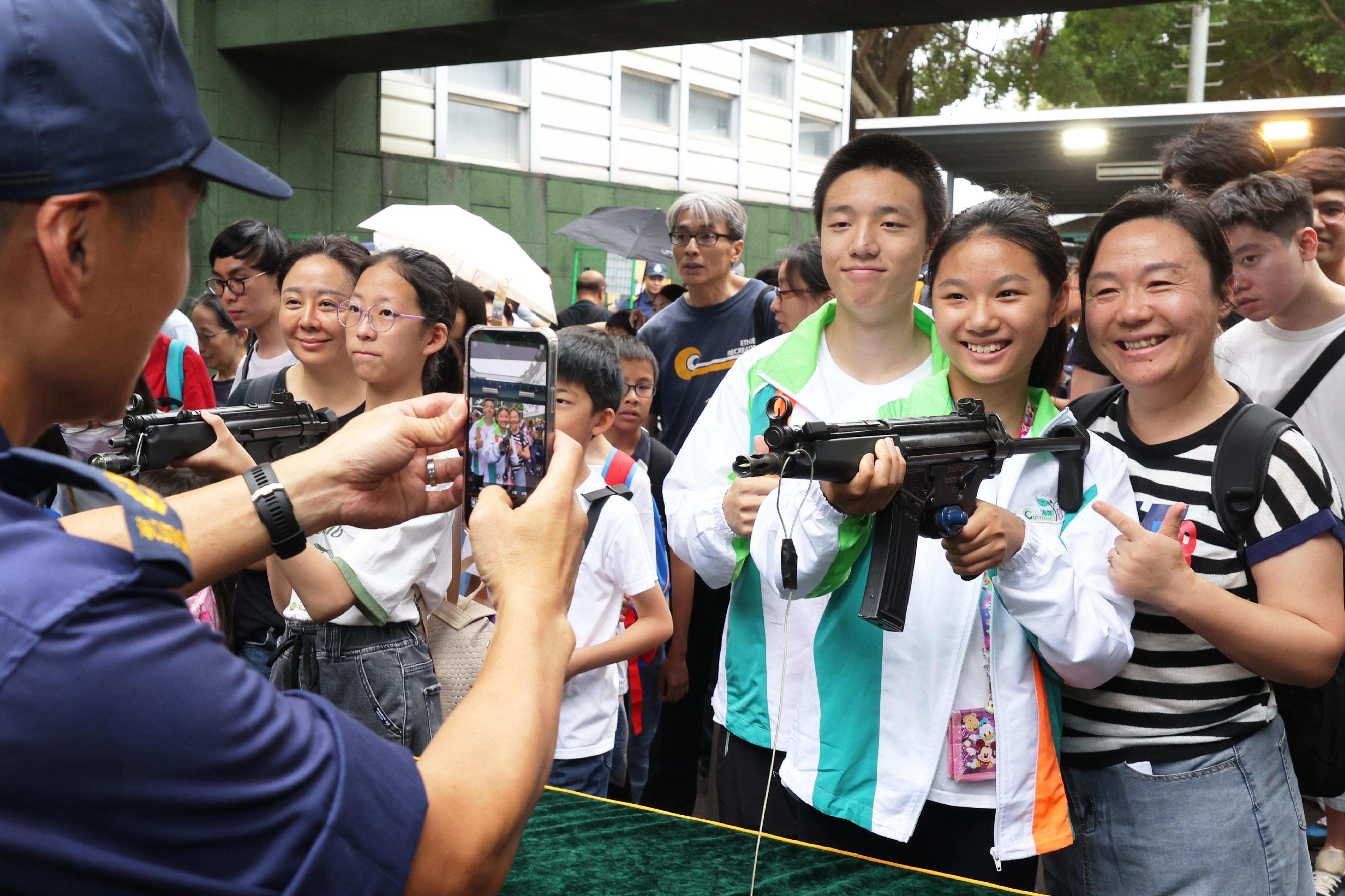 Hong Kong Customs today (April 18) held the Hong Kong Customs College Open Day. Photo shows participants touring the outdoor firing range.