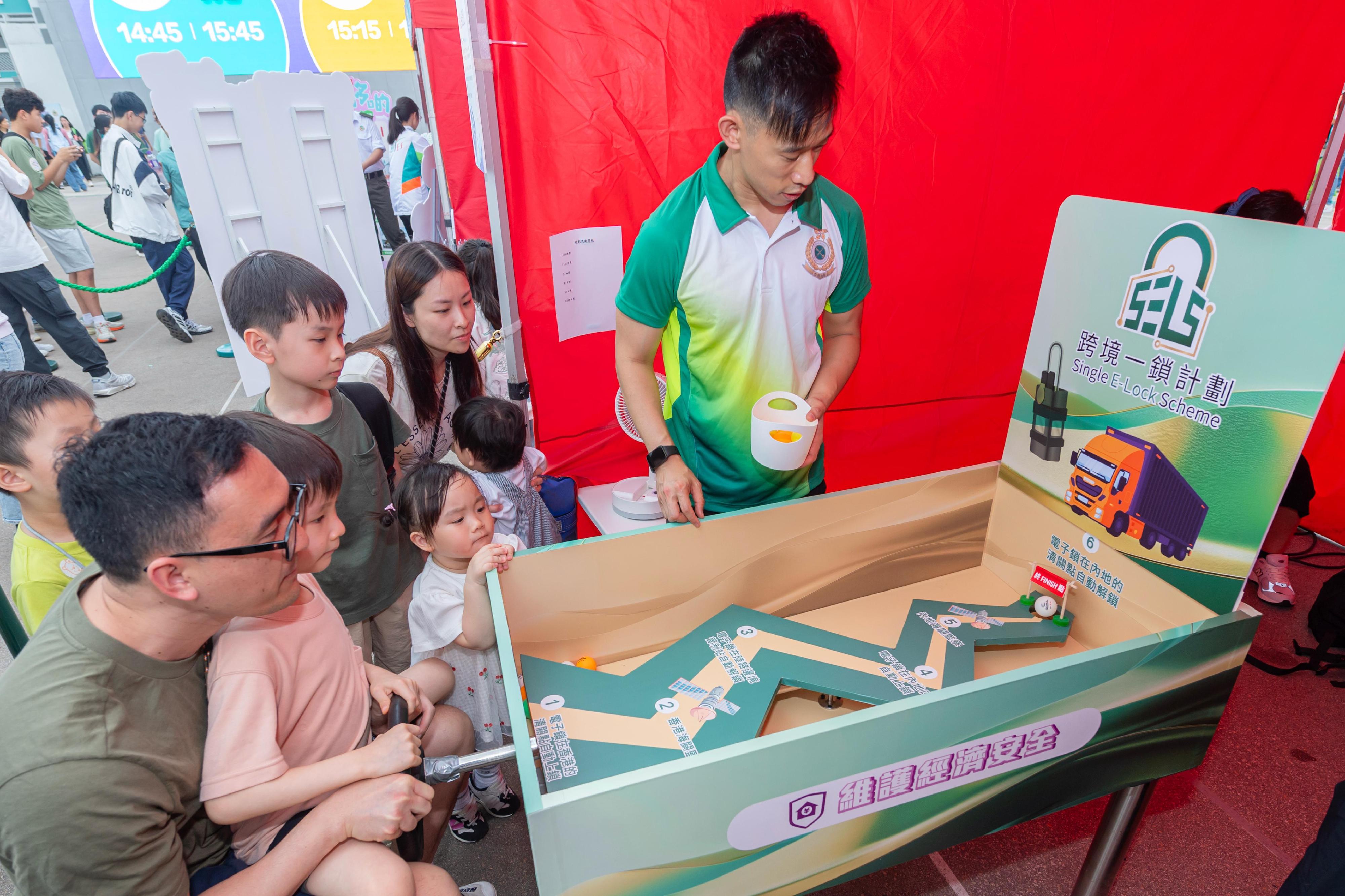 Hong Kong Customs today (April 18) held the Hong Kong Customs College Open Day. Photo shows members of public playing at a game booth.