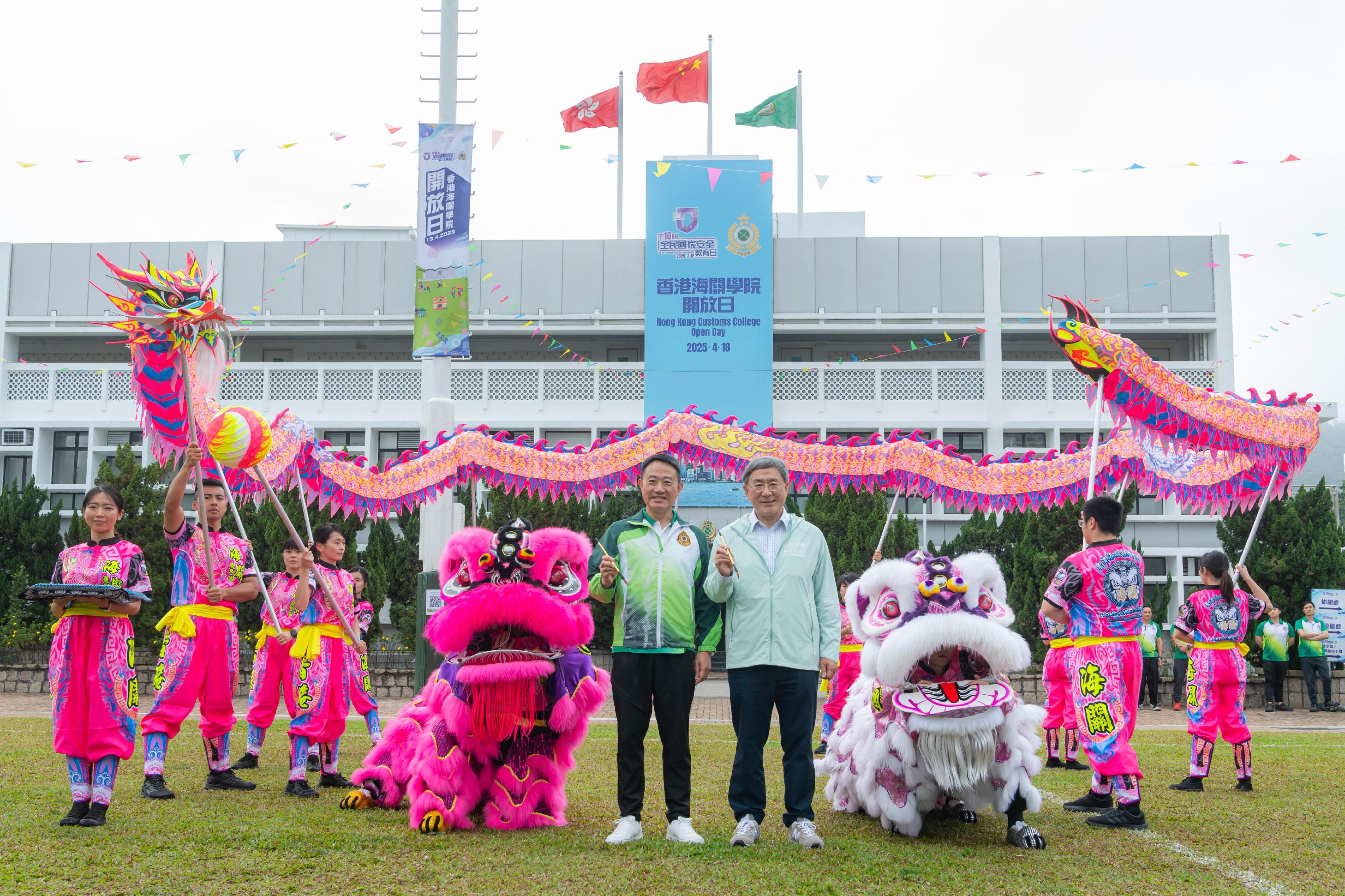 Hong Kong Customs today (April 18) held the Hong Kong Customs College Open Day. Photo shows the Deputy Chief Secretary for Administration, Mr Cheuk Wing-hing (right), and the Commissioner of Customs and Excise, Mr Chan Tsz-tat (left), taking part in an eye-dotting ceremony to kick off a dragon-lion dance performance.