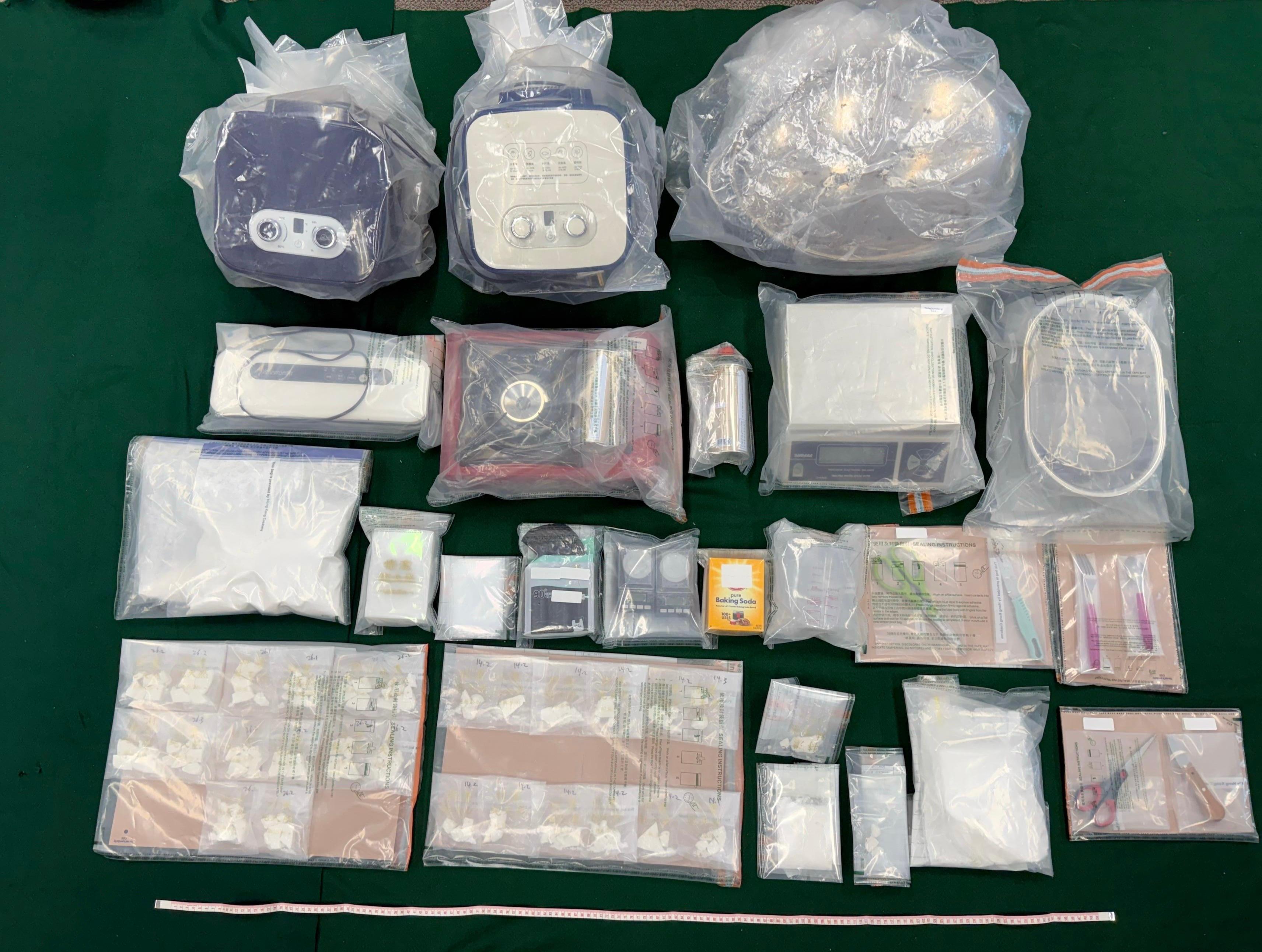 Hong Kong Customs yesterday (April 17) shut down a suspected drug manufacturing centre and seized about 600 grams of suspected crack cocaine and about 560g of suspected cocaine in Tai Po. The total estimated market value was about $1.2 million. Photo shows the suspected crack cocaine, the suspected cocaine, and the drug manufacturing and packing paraphernalia seized.
