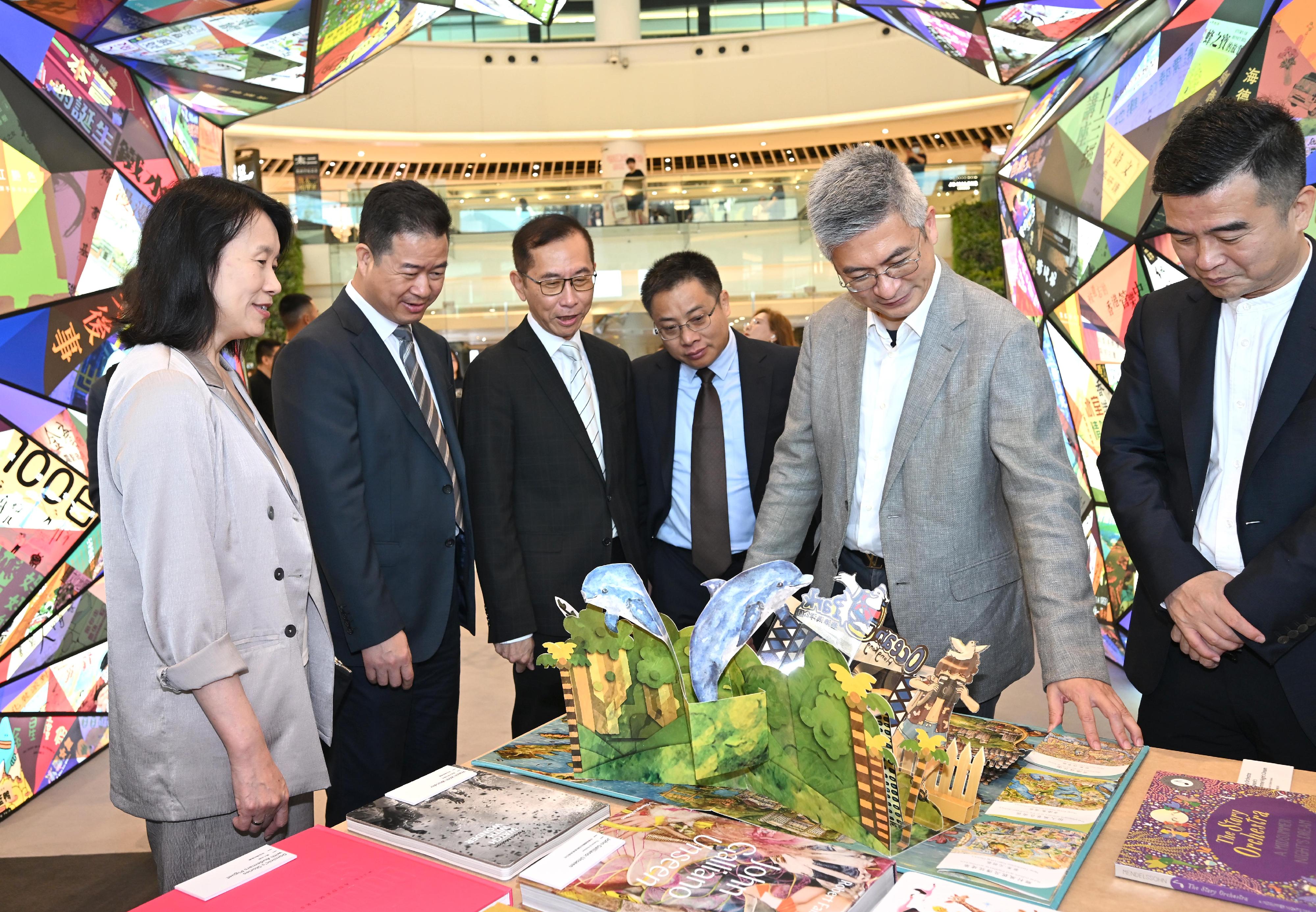 The Hong Kong Public Libraries of the Leisure and Cultural Services Department and the Hong Kong Publishing Federation (HKPF) today (April 19) held the launching ceremony of Hong Kong Reading Week 2025 and 2025 Hong Kong Reading+ at New Town Plaza in Sha Tin. Photo shows the Under Secretary for Culture, Sports and Tourism, Mr Raistlin Lau (second right); the Deputy Head of the Publicity Department of the Shenzhen Municipal Committee of the CPC, Mr Su Rongcai (third right); the Director of Leisure and Cultural Services, Ms Manda Chan (first left); the President of the HKPF, Dr Elvin Lee (third left) and other guests visiting the exhibition at the 2025 Hong Kong Reading+.
