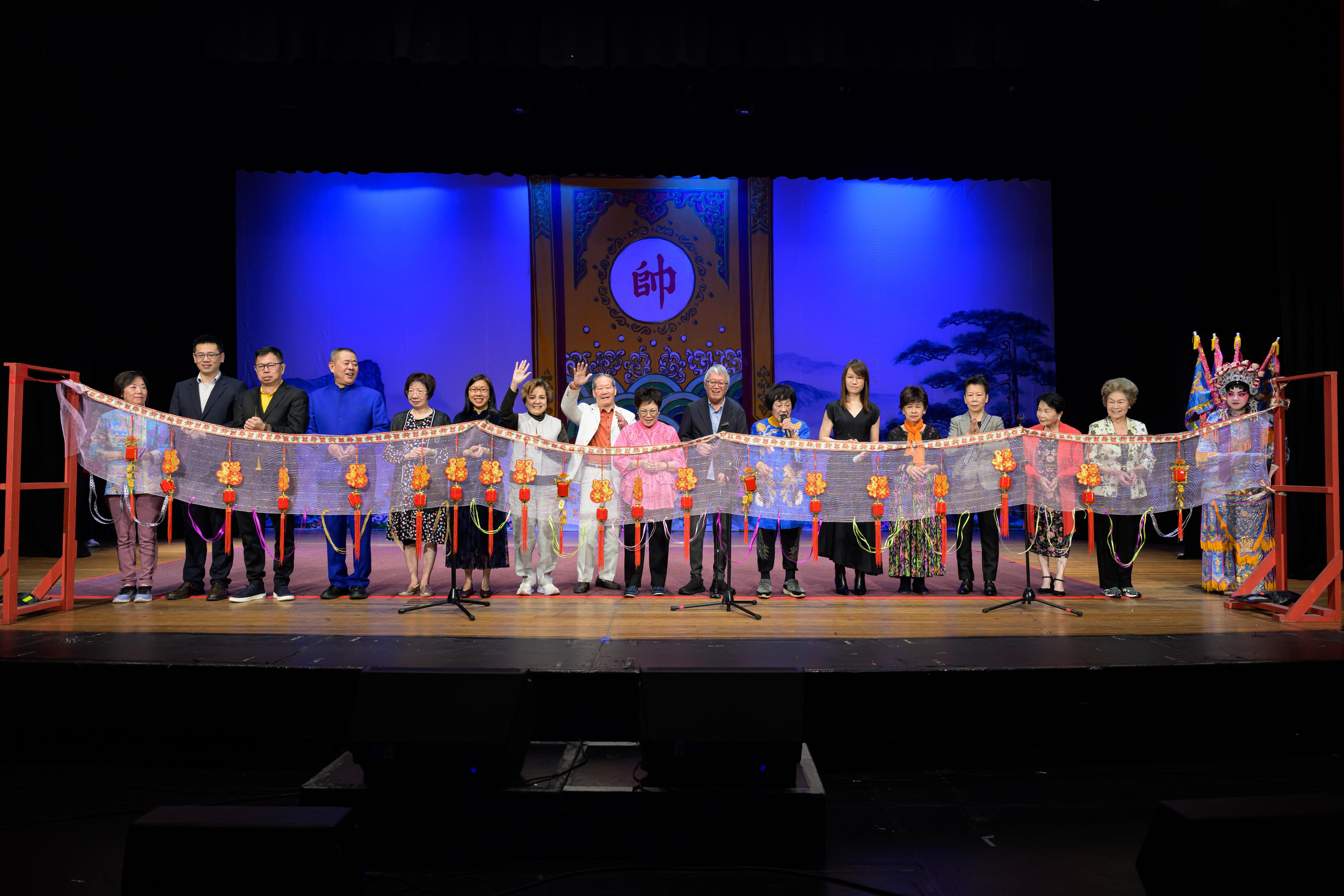 The Hong Kong Economic and Trade Office, Sydney (Sydney ETO) supported the Sing Fai Cantonese Opera Promotion Association in staging two performances of "Sing Fai Sydney Cultural Exchange: Advancing the Cantonese Opera Heritage" in Sydney, Australia, yesterday (April 18). Photo shows the Head of Public Relations of Sydney ETO, Ms Jane Liu (sixth right), members of the Sing Fai Cantonese Opera Promotion Association and other guests posing for a group photo. 