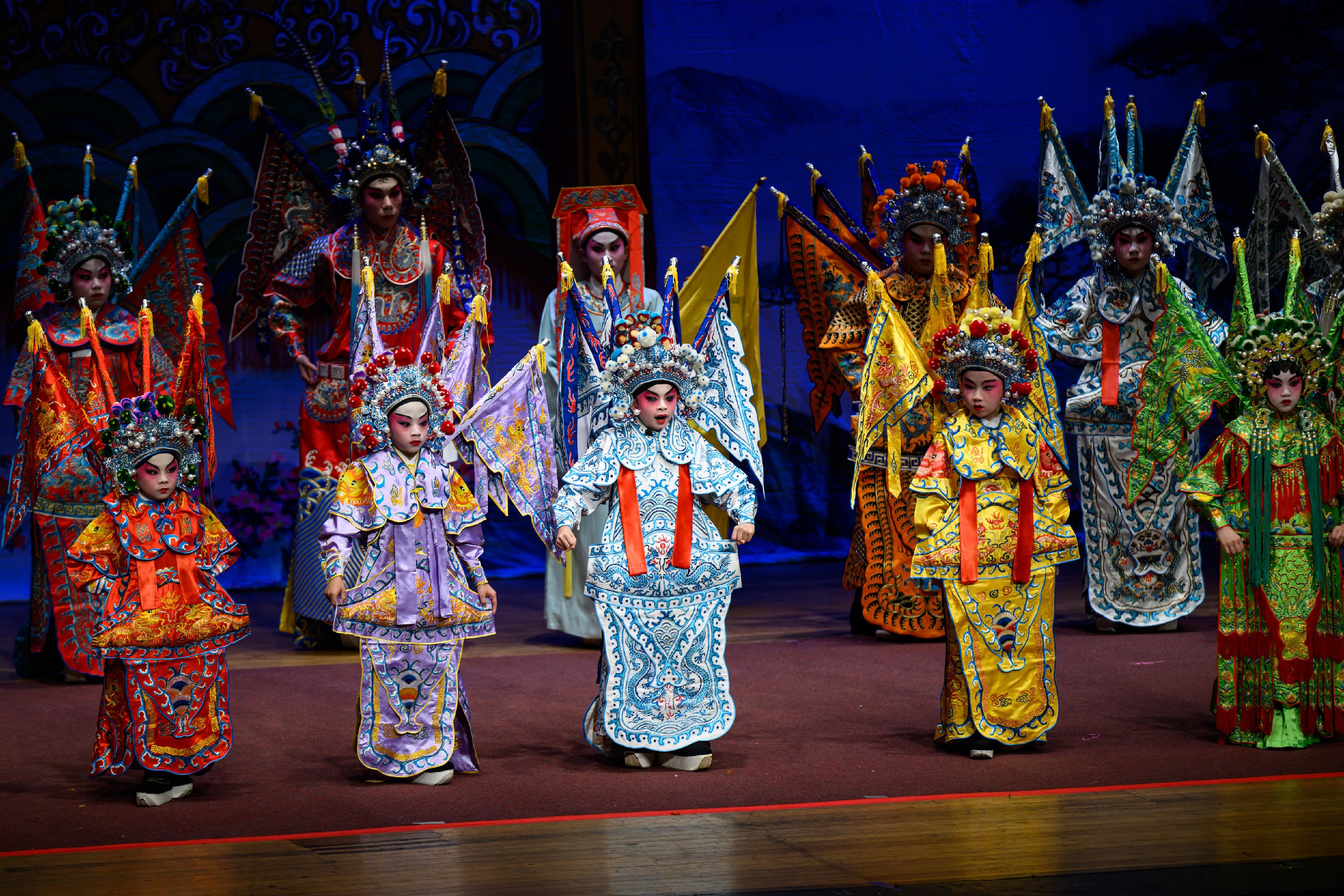 The Hong Kong Economic and Trade Office, Sydney (Sydney ETO) supported the Sing Fai Cantonese Opera Promotion Association in staging two performances of "Sing Fai Sydney Cultural Exchange: Advancing the Cantonese Opera Heritage" in Sydney, Australia, yesterday (April 18). Photo shows the Sing Fai Cantonese Opera Promotion Association kicking start their first performance yesterday.