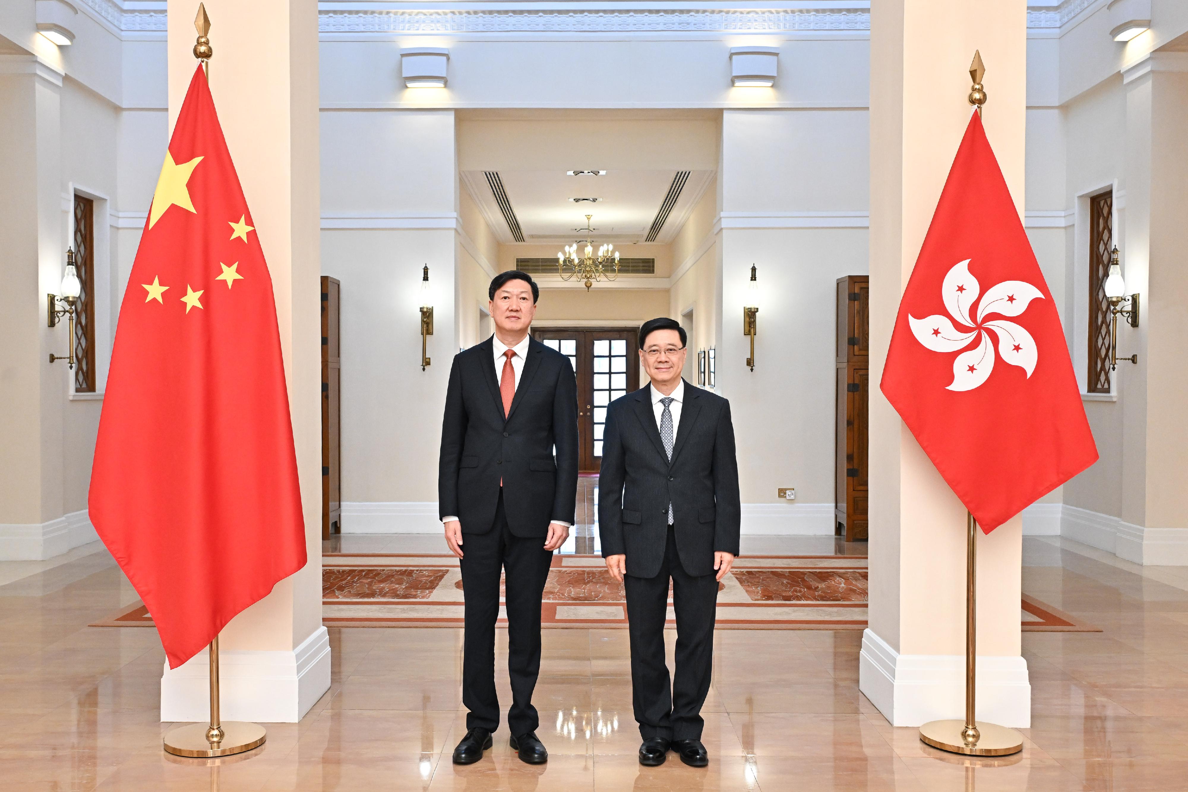 The Chief Executive, Mr John Lee (right), meets with the Director of the General Administration of Sport of China, Mr Gao Zhidan (left), at Government House today (April 19).