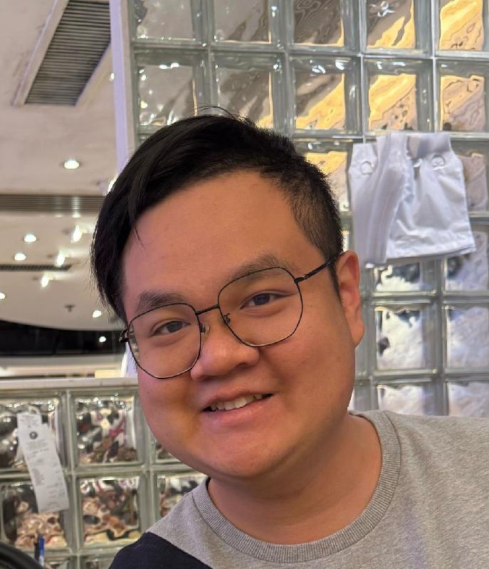 Wong Kwun-wai, aged 27, is about 1.8 metres tall, 90 kilograms in weight and of fat build. He has a round face with yellow complexion and short black hair. He was last seen wearing a dark blue long-sleeved top, a pair of black and white sport shoes and carrying an army green backpack.