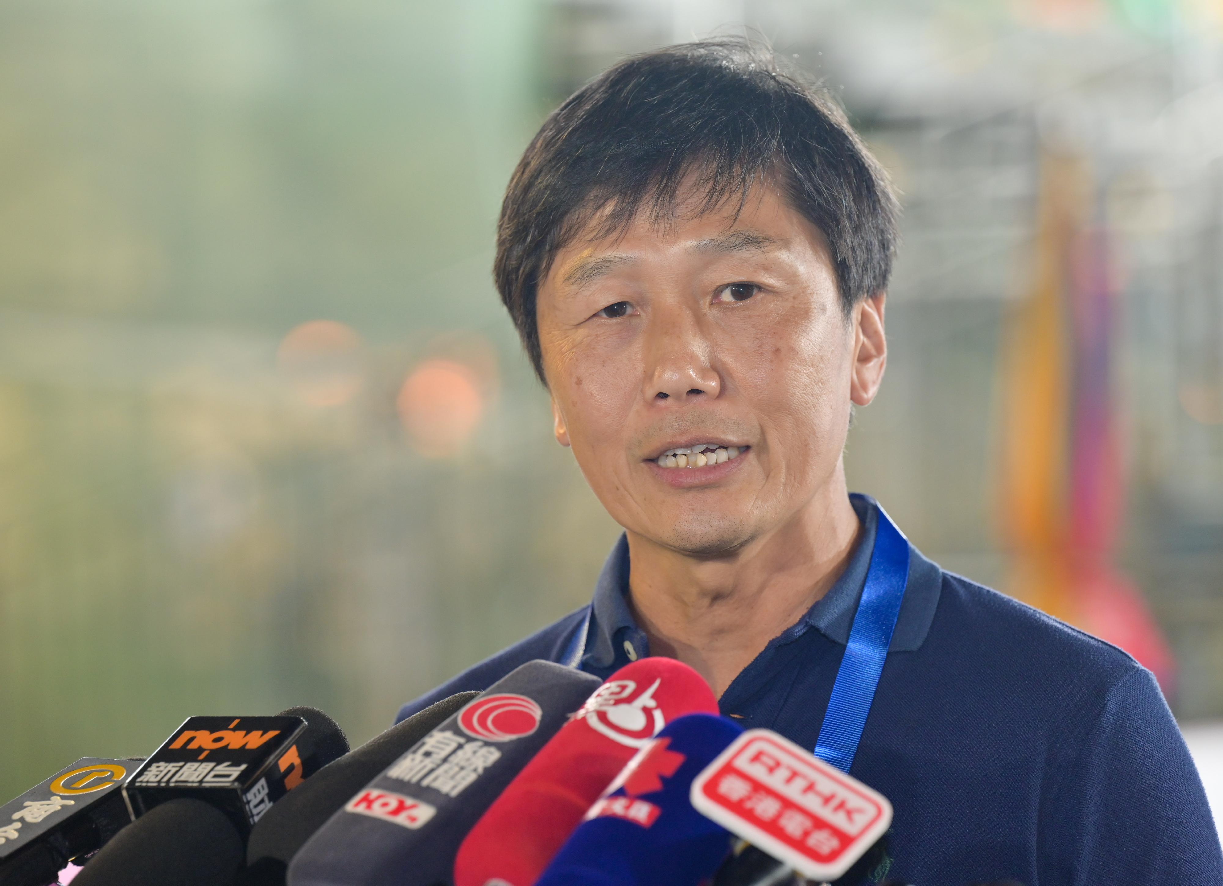 第十五屆全國運動會沙灘排球項目測試賽四月十八日在銅鑼灣維多利亞公園舉行。圖示全國運動會香港賽區統籌辦公室主任楊德強會見傳媒。