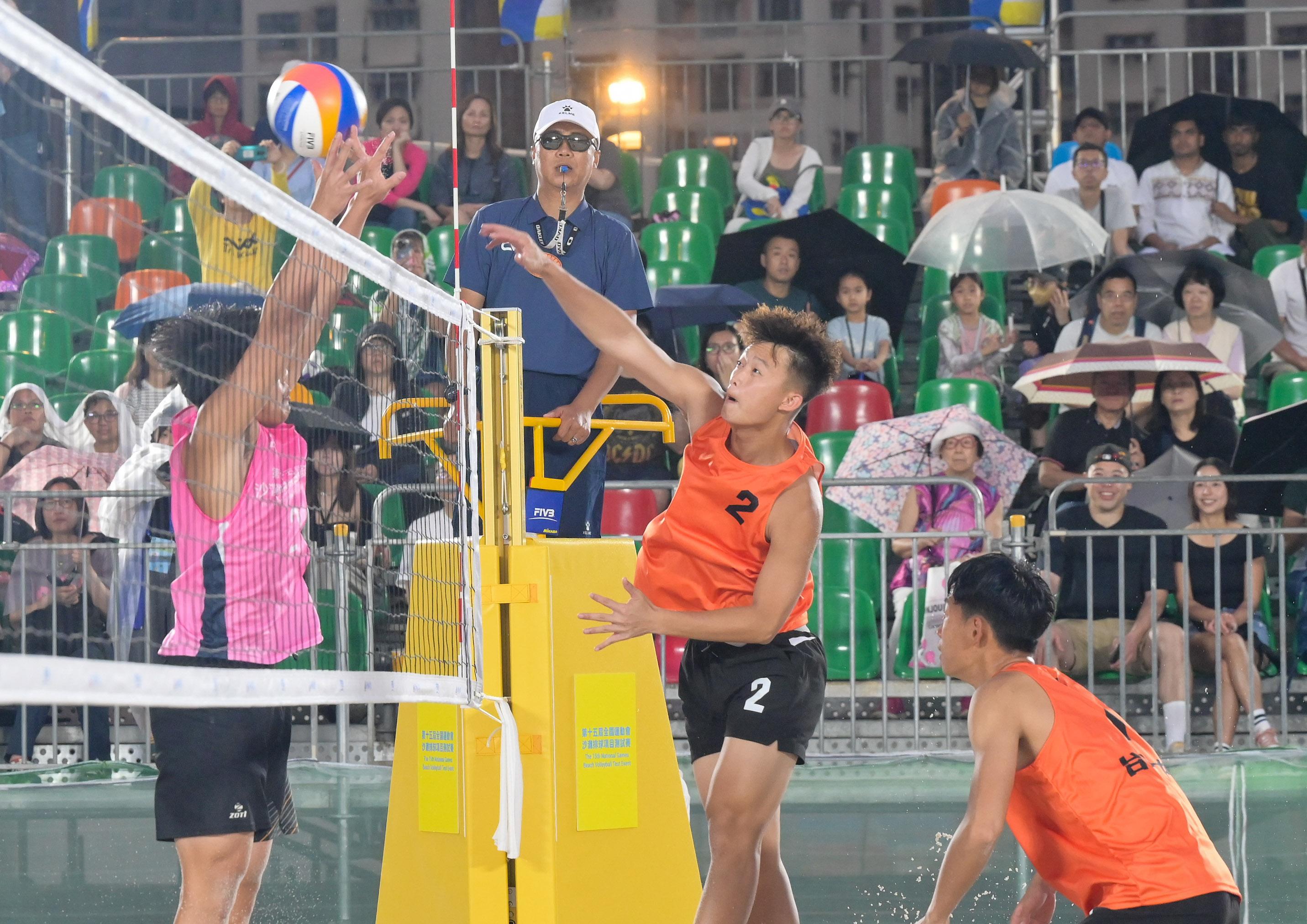 The 15th National Games Beach Volleyball test event was held at Victoria Park in Causeway Bay on April 18. Photo shows men's teams competing in the event.