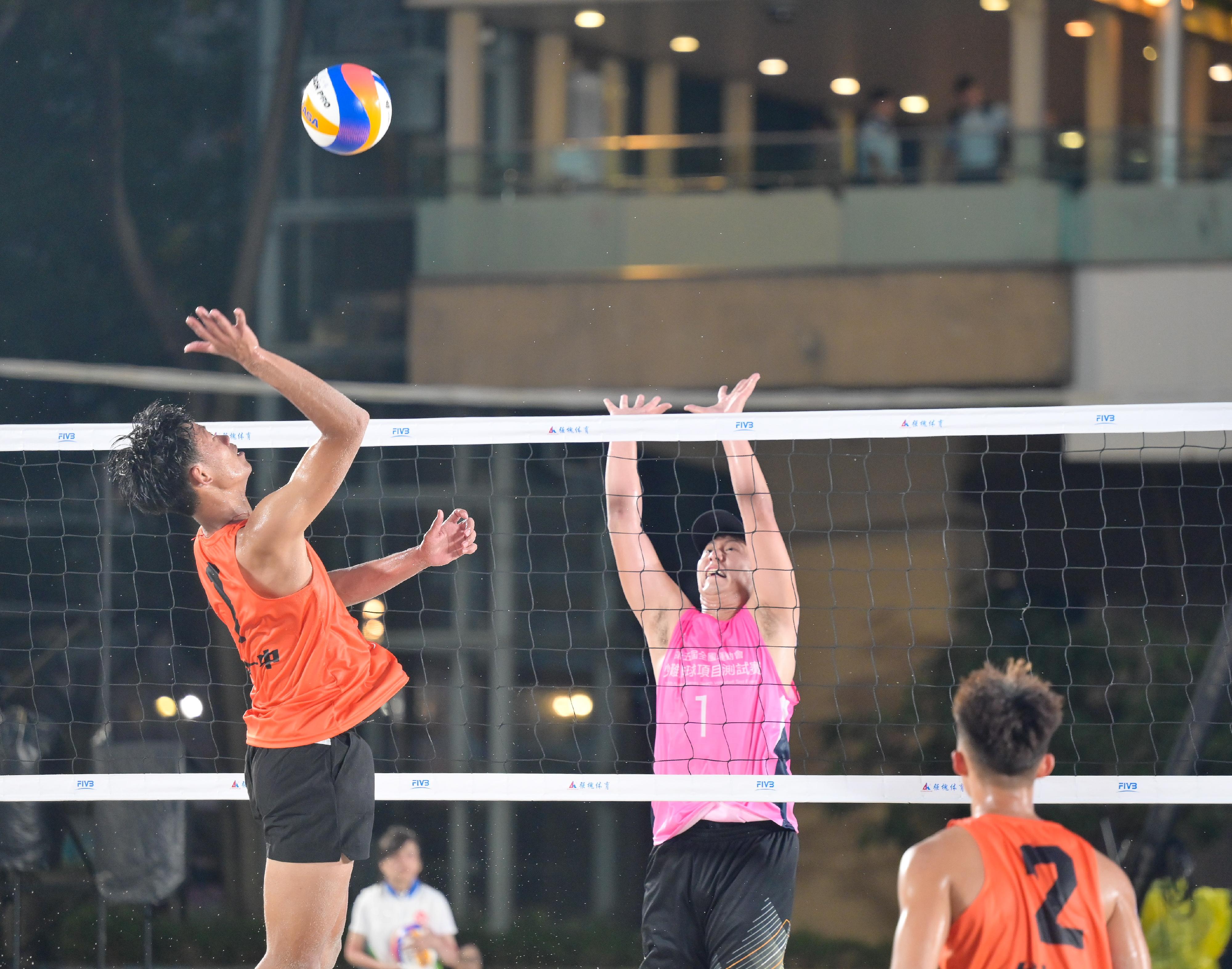 The 15th National Games Beach Volleyball test event was held at Victoria Park in Causeway Bay on April 18. Photo shows men's teams competing in the event.