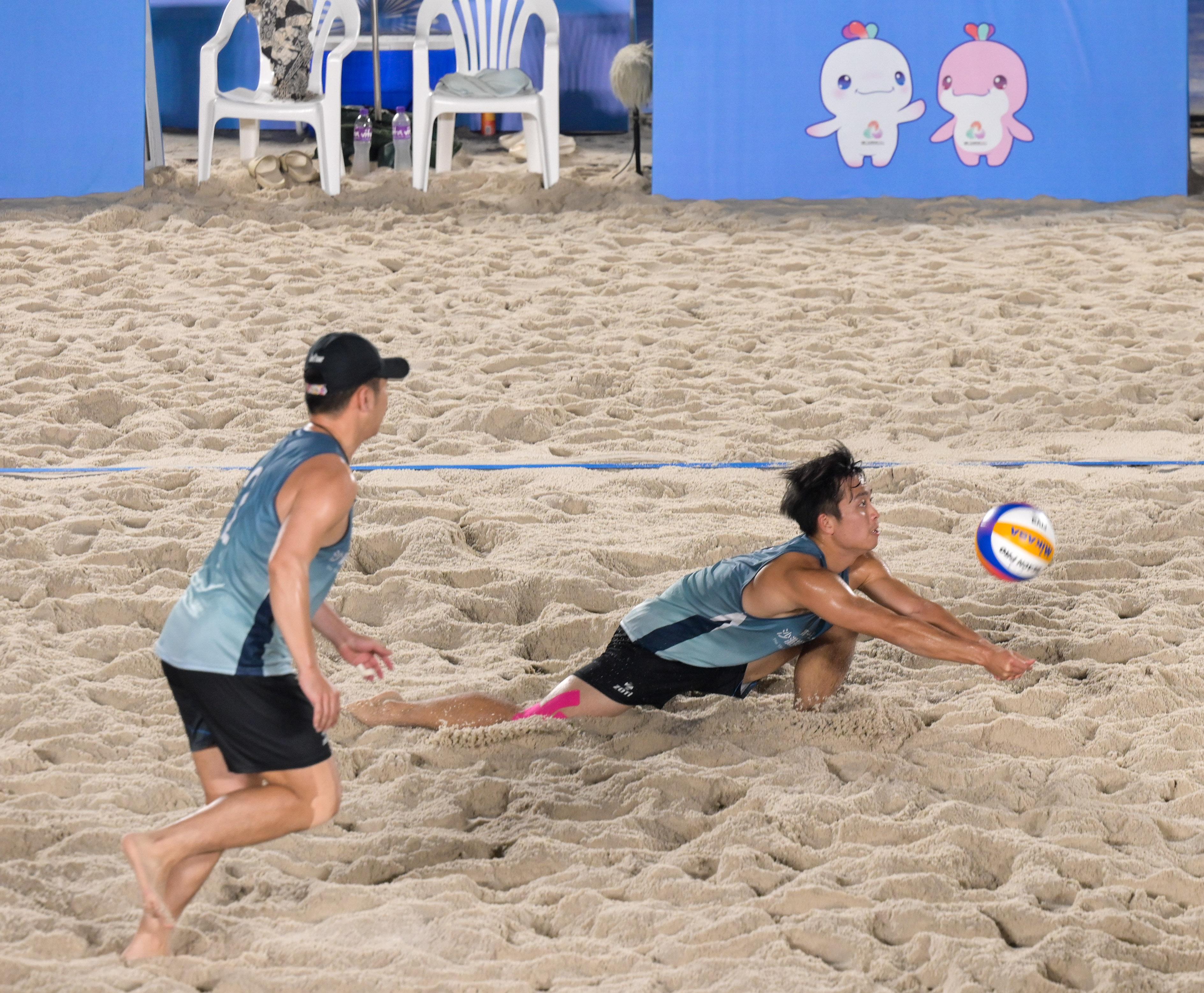 The 15th National Games Beach Volleyball test event was held at Victoria Park in Causeway Bay on April 18. Photo shows men's teams competing in the event.