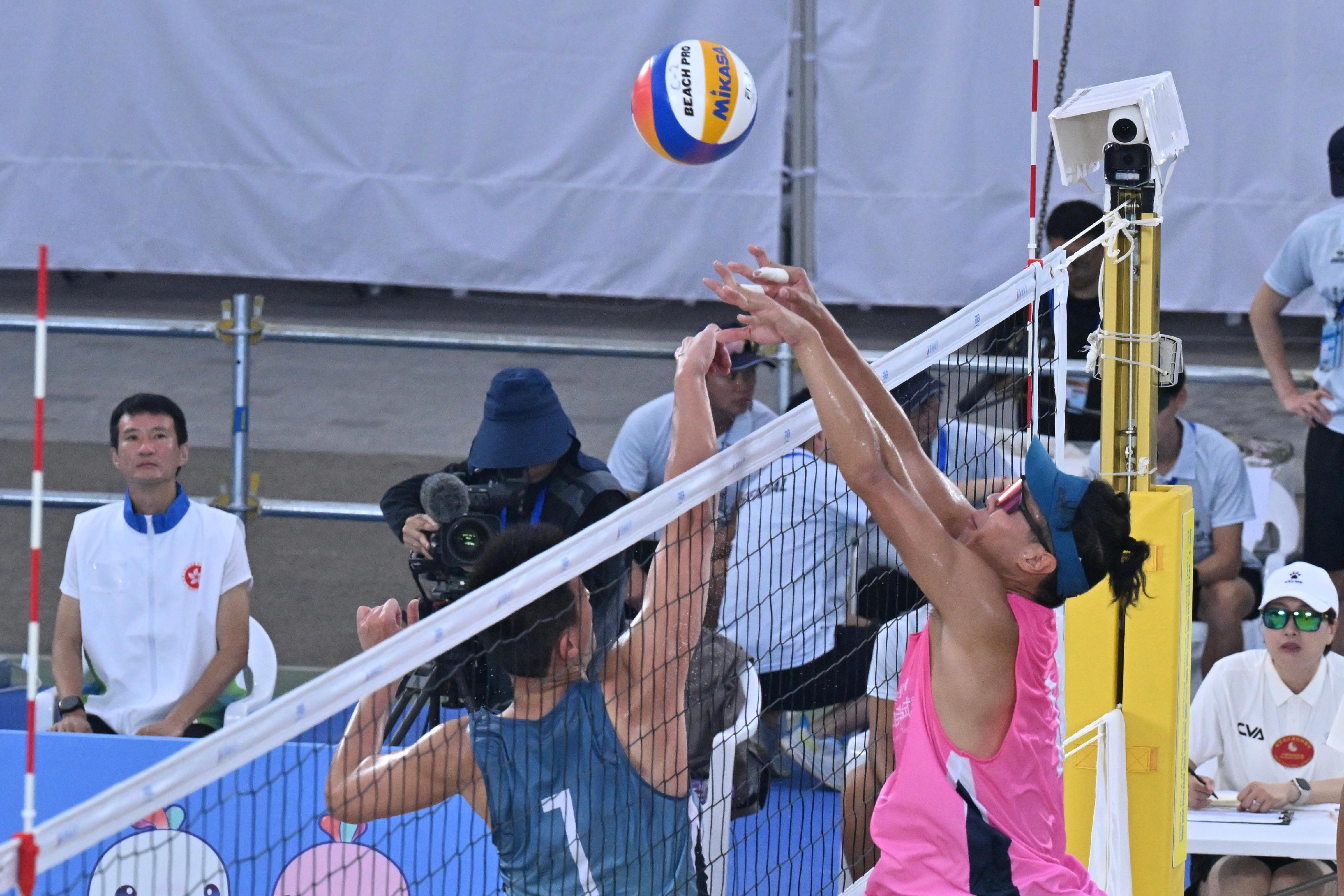 The 15th National Games Beach Volleyball test event continued at Victoria Park in Causeway Bay on April 19. Photo shows men's teams competing in the event.