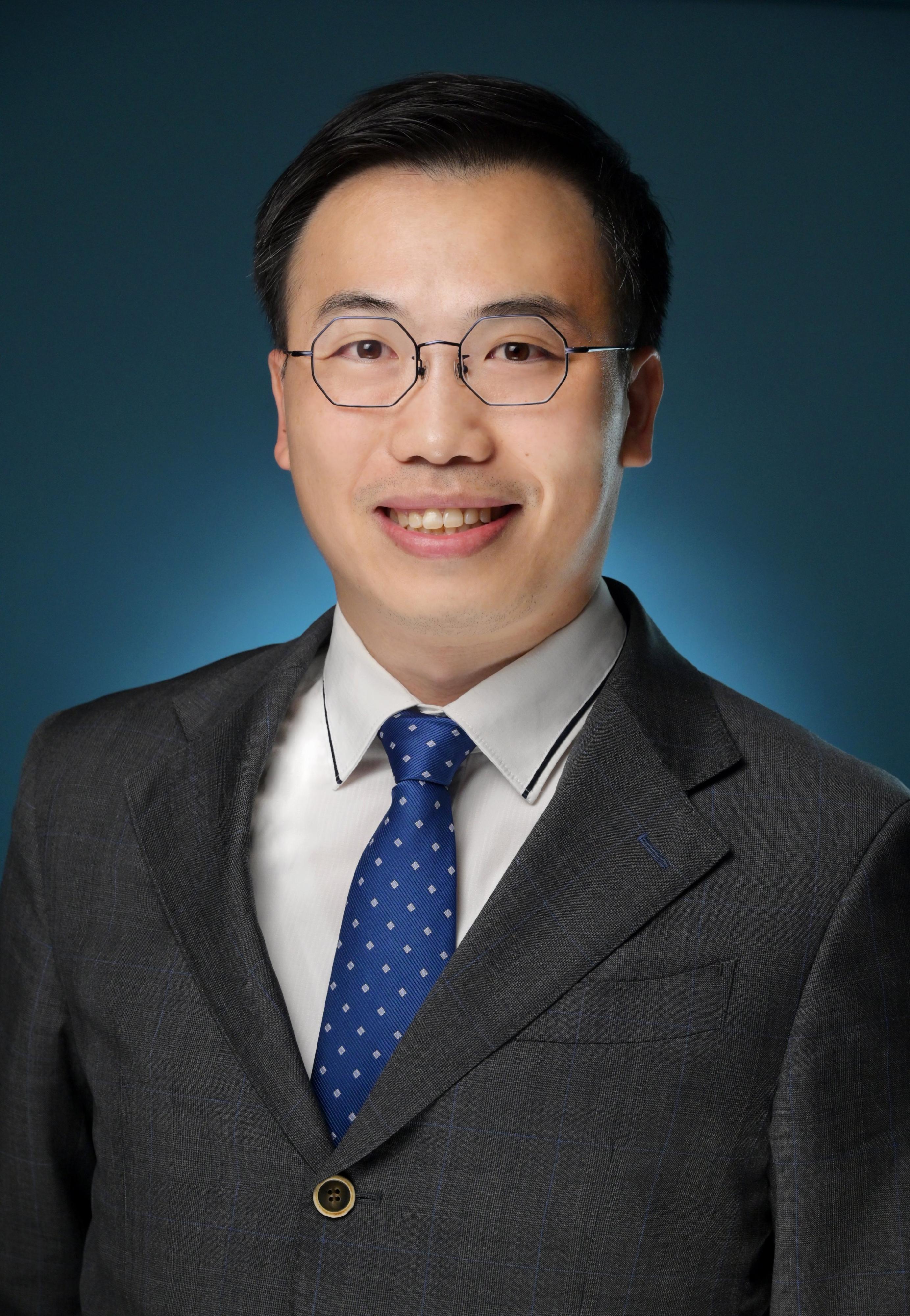 The New District Officer (Eastern), Mr Henry Lai.