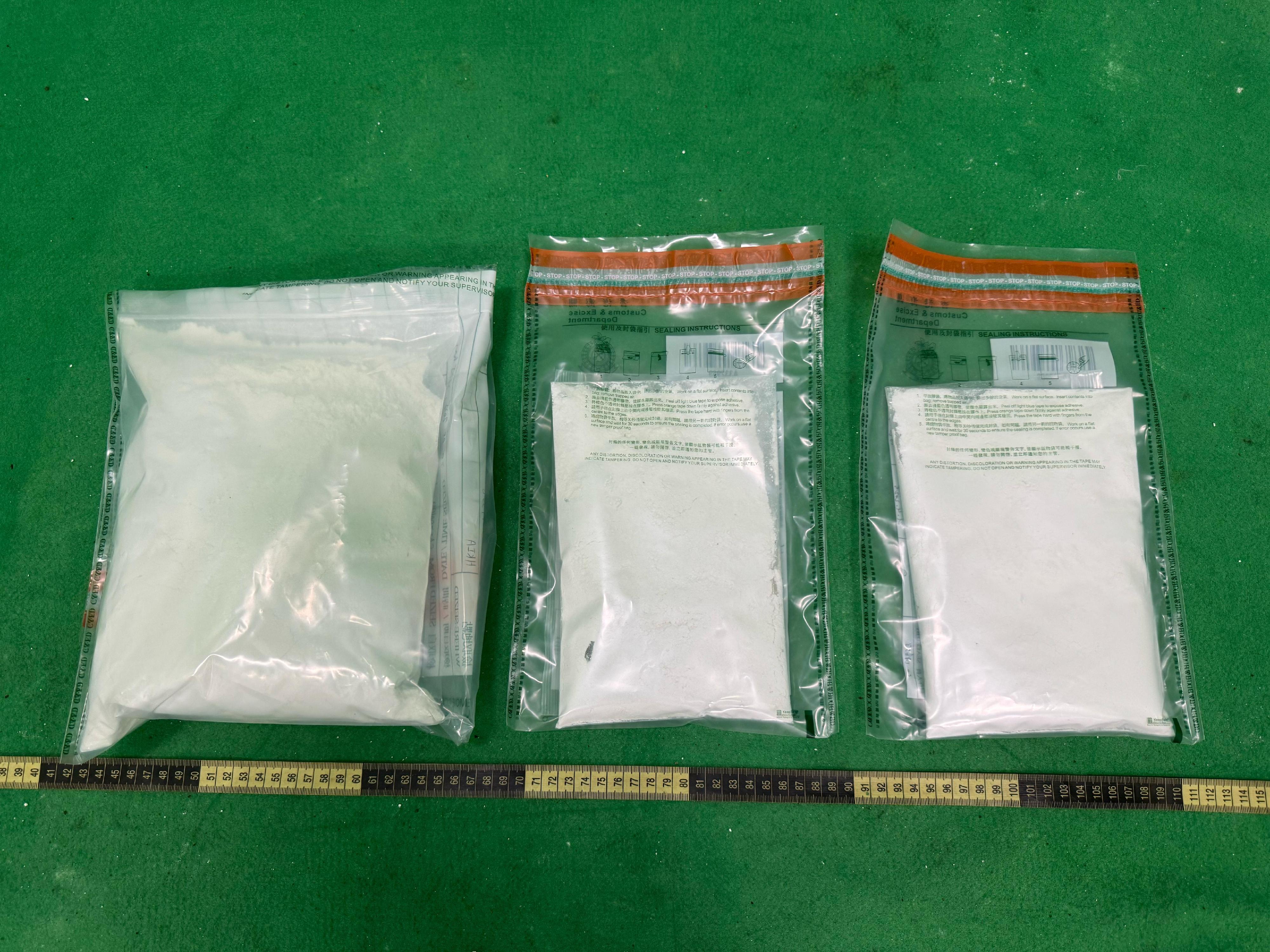 香港海關於四月二十日在香港國際機場檢獲約二點七五公斤懷疑可卡因，估計市值約二百二十萬元。圖示檢獲的懷疑可卡因。