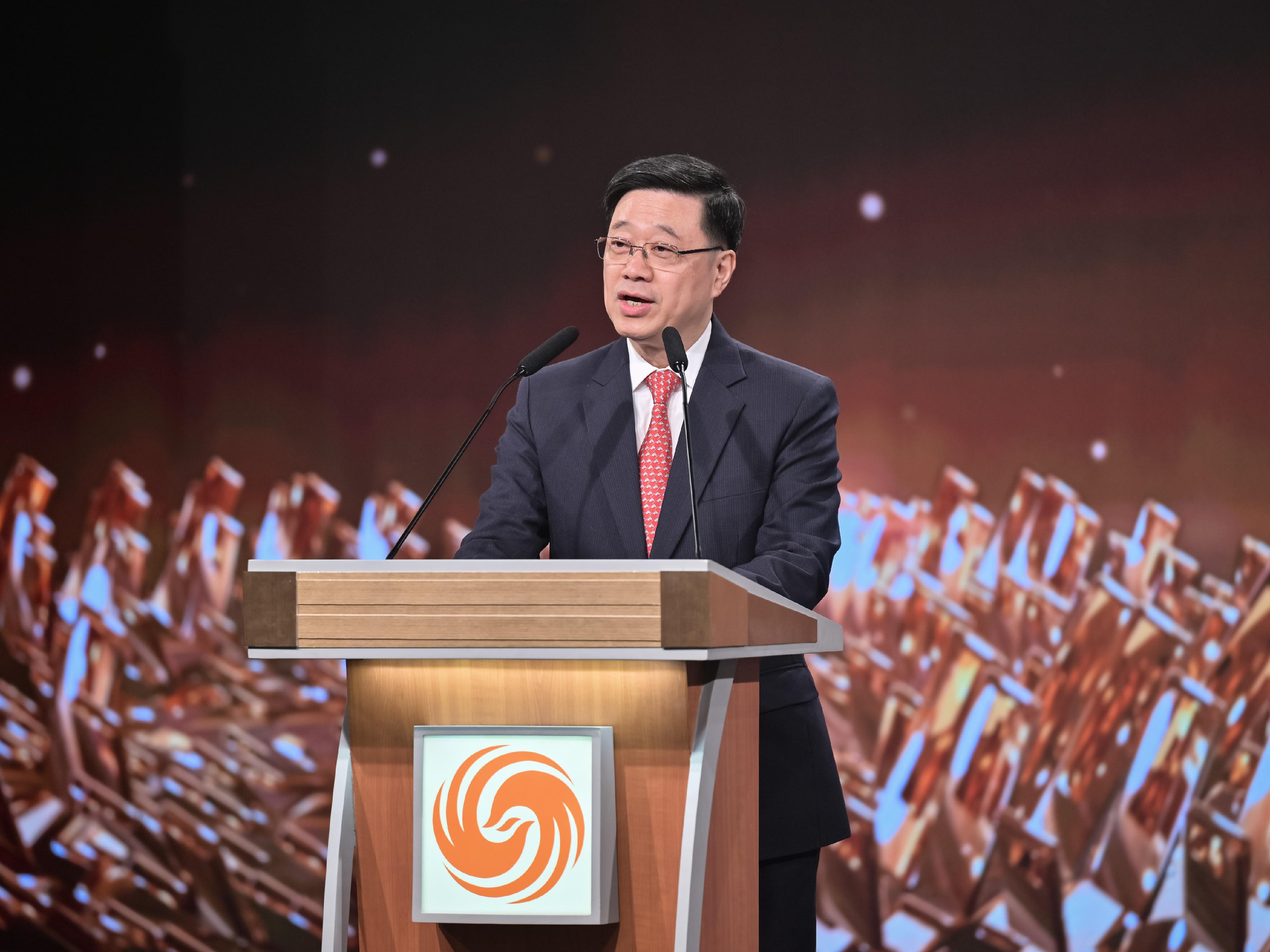 行政長官李家超今日（四月二十二日）在鳳凰衛視香港台於免費電視85頻道開播一周年慶典致辭。