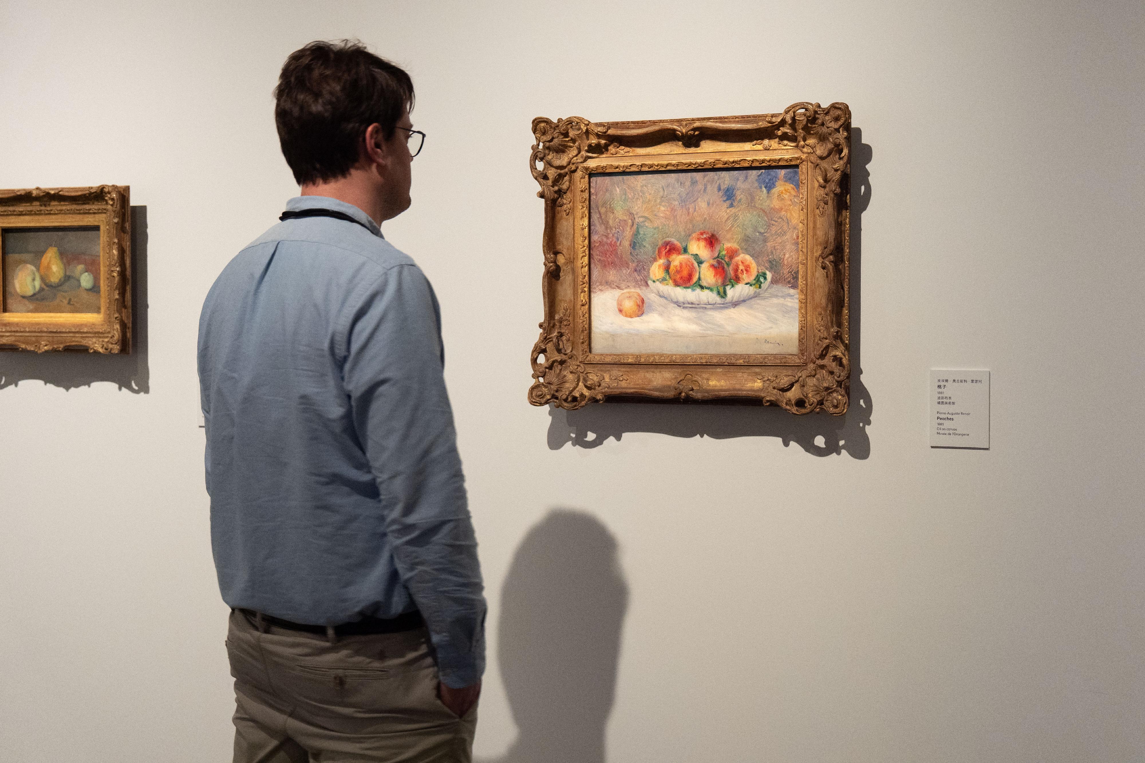 "The Hong Kong Jockey Club Series: Cézanne and Renoir Looking at the World - Masterpieces from the Musée de l’Orangerie and the Musée d’Orsay" exhibition at the Hong Kong Museum of Art has been well received by the public since its opening. The museum will extend the exhibition period to May 14. Photo shows a member of the public visiting the exhibition. 