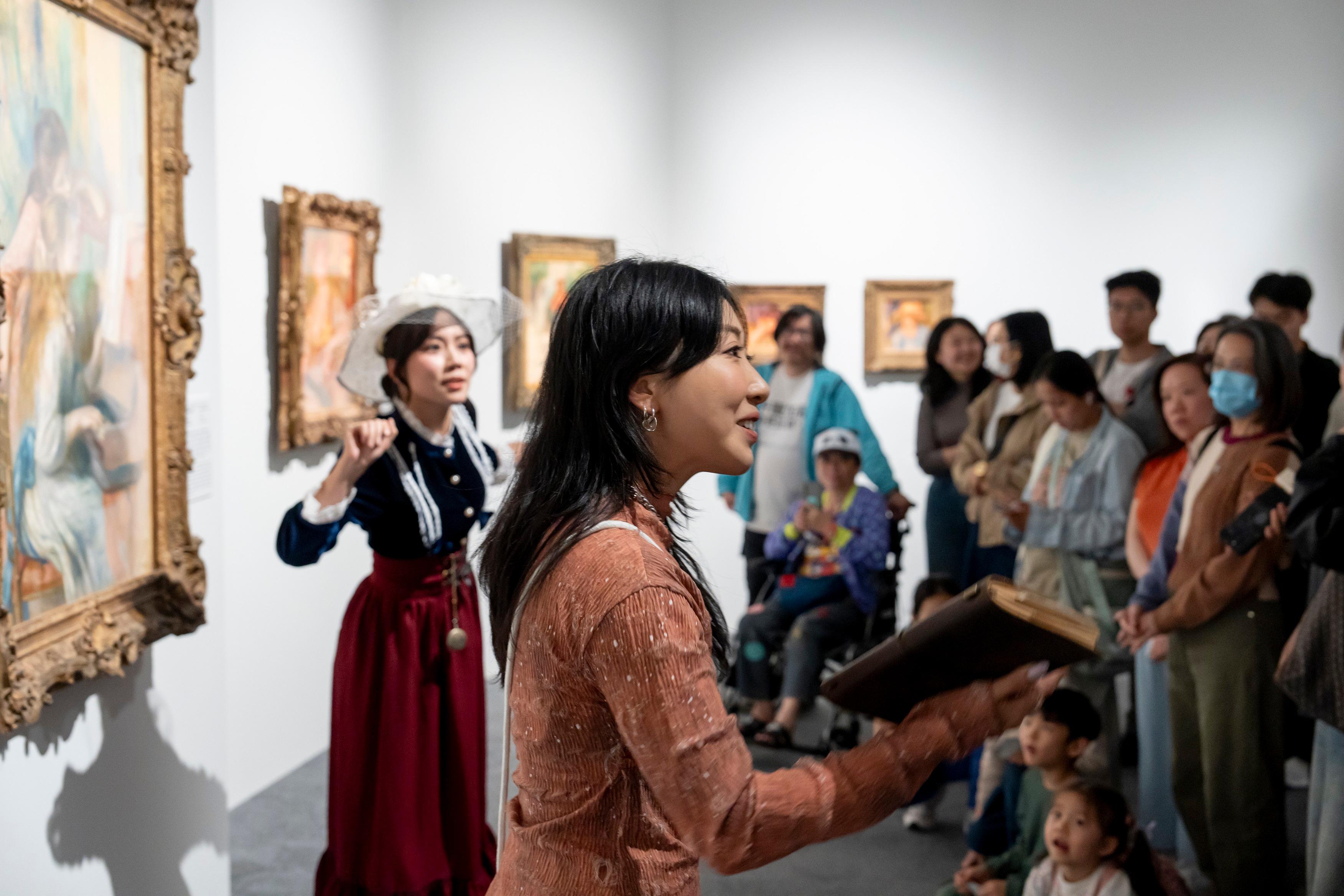 "The Hong Kong Jockey Club Series: Cézanne and Renoir Looking at the World - Masterpieces from the Musée de l’Orangerie and the Musée d’Orsay" exhibition at the Hong Kong Museum of Art has been well received by the public since its opening. The museum will extend the exhibition period to May 14. Photo shows members of the public participating in the theatrical tour specially organised for the exhibition.